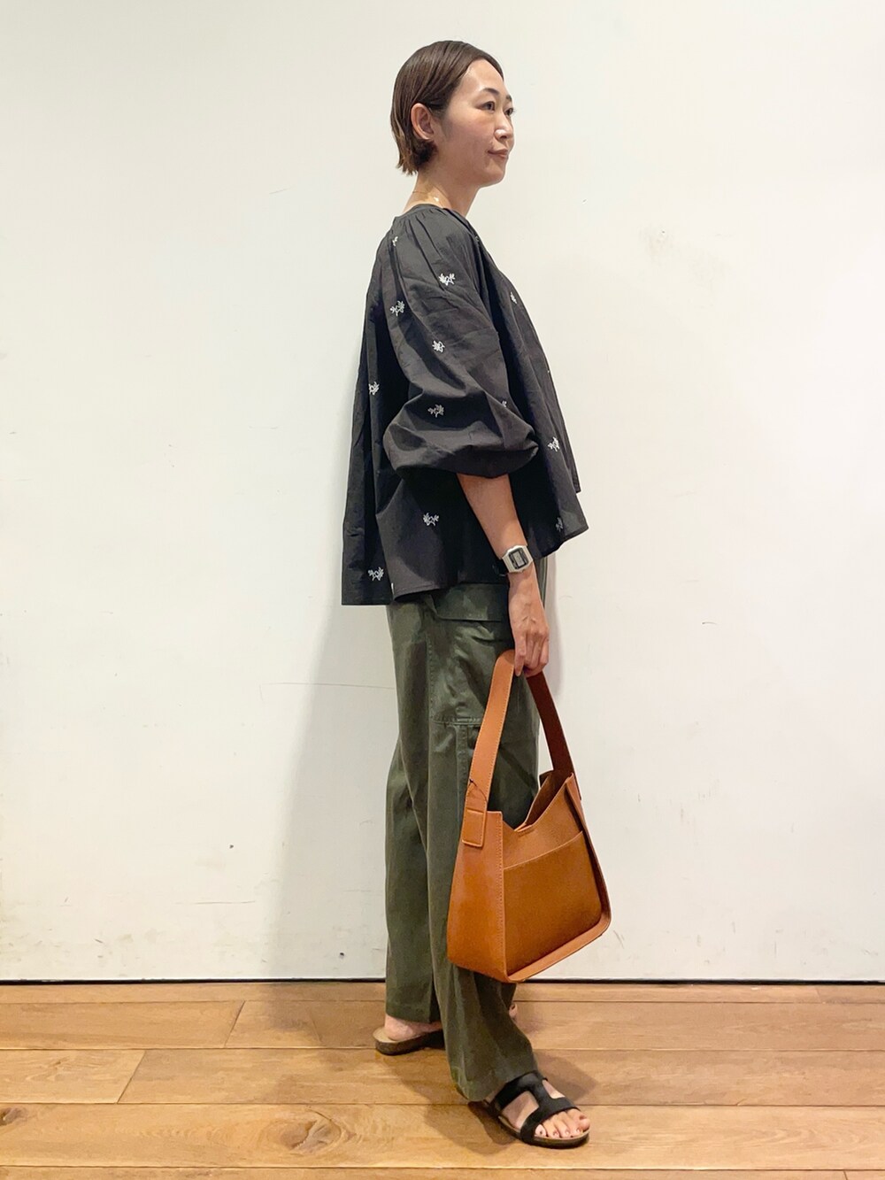 ブラック系のサンダル、グリーン系のその他パンツ、ブラウン系のハンドバッグを着用したレディースの夏コーディネートの4枚目の写真