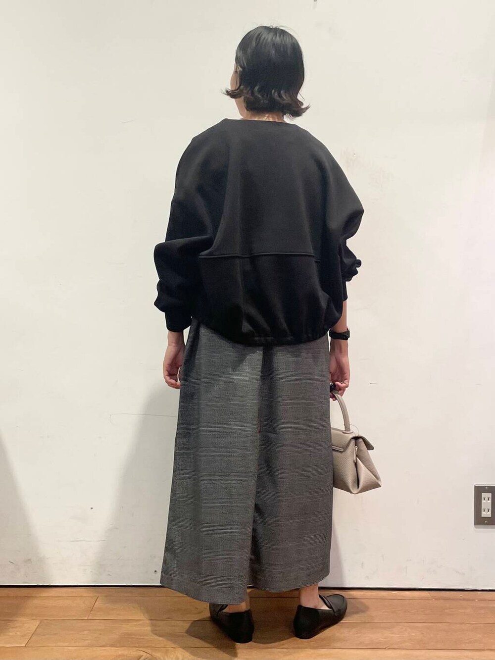 ベージュ系のショルダーバッグ、ホワイト系のTシャツ/カットソー、その他のワンピースを着用したレディースの秋コーディネートの5枚目の写真