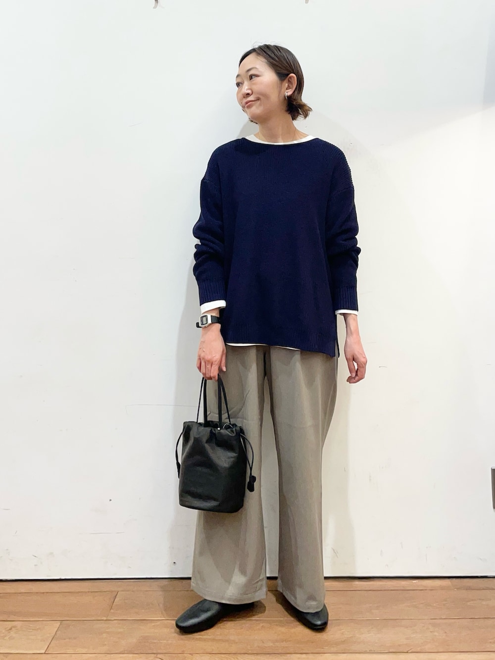 ブルー系のニット/セーター、ホワイト系のTシャツ/カットソー、グレー系のその他パンツを着用したレディースの冬コーディネートの2枚目の写真