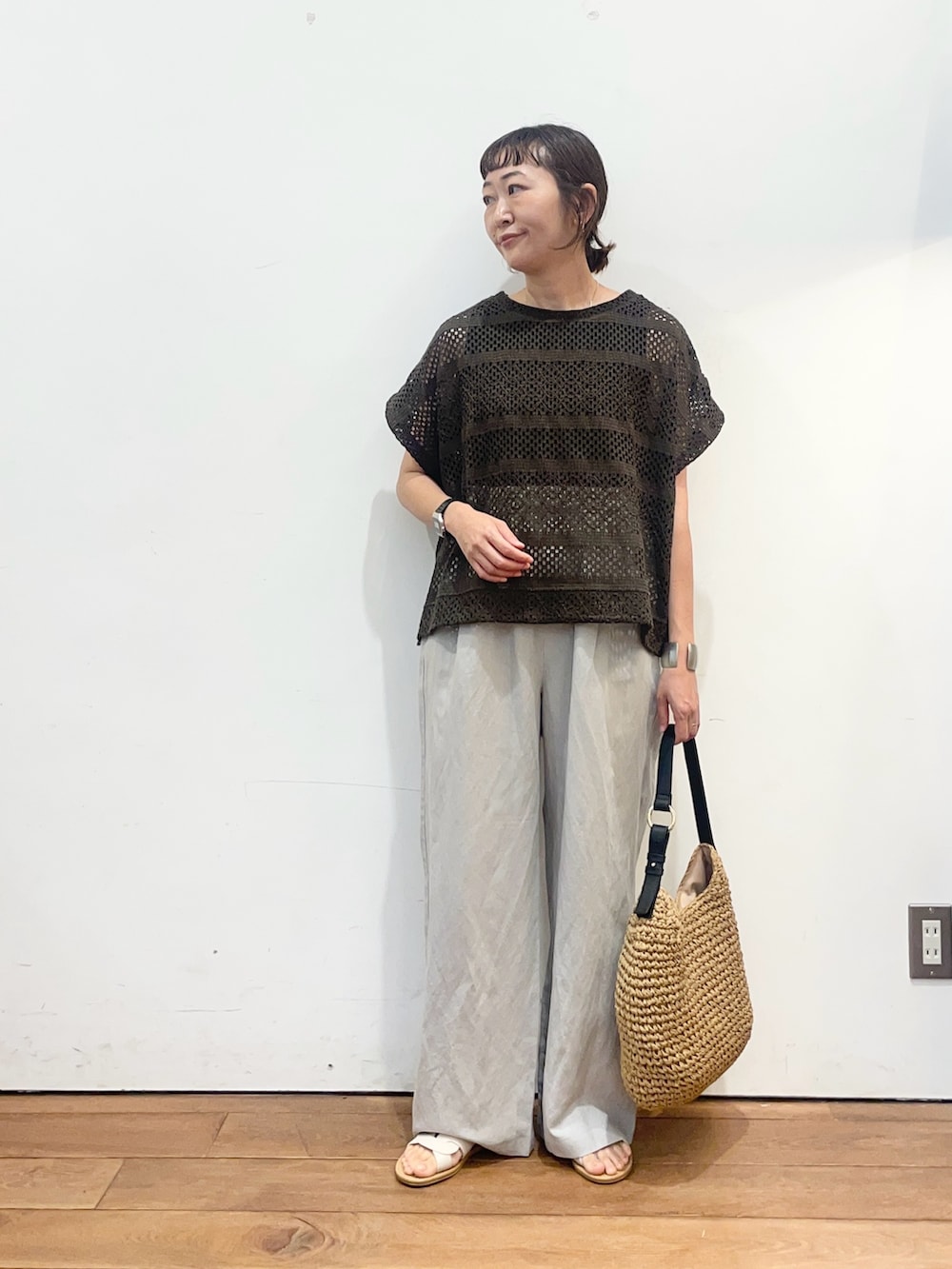 ブラウン系のその他トップス、イエロー系のトートバッグ、ホワイト系のサンダルを着用したレディースの夏コーディネートの2枚目の写真