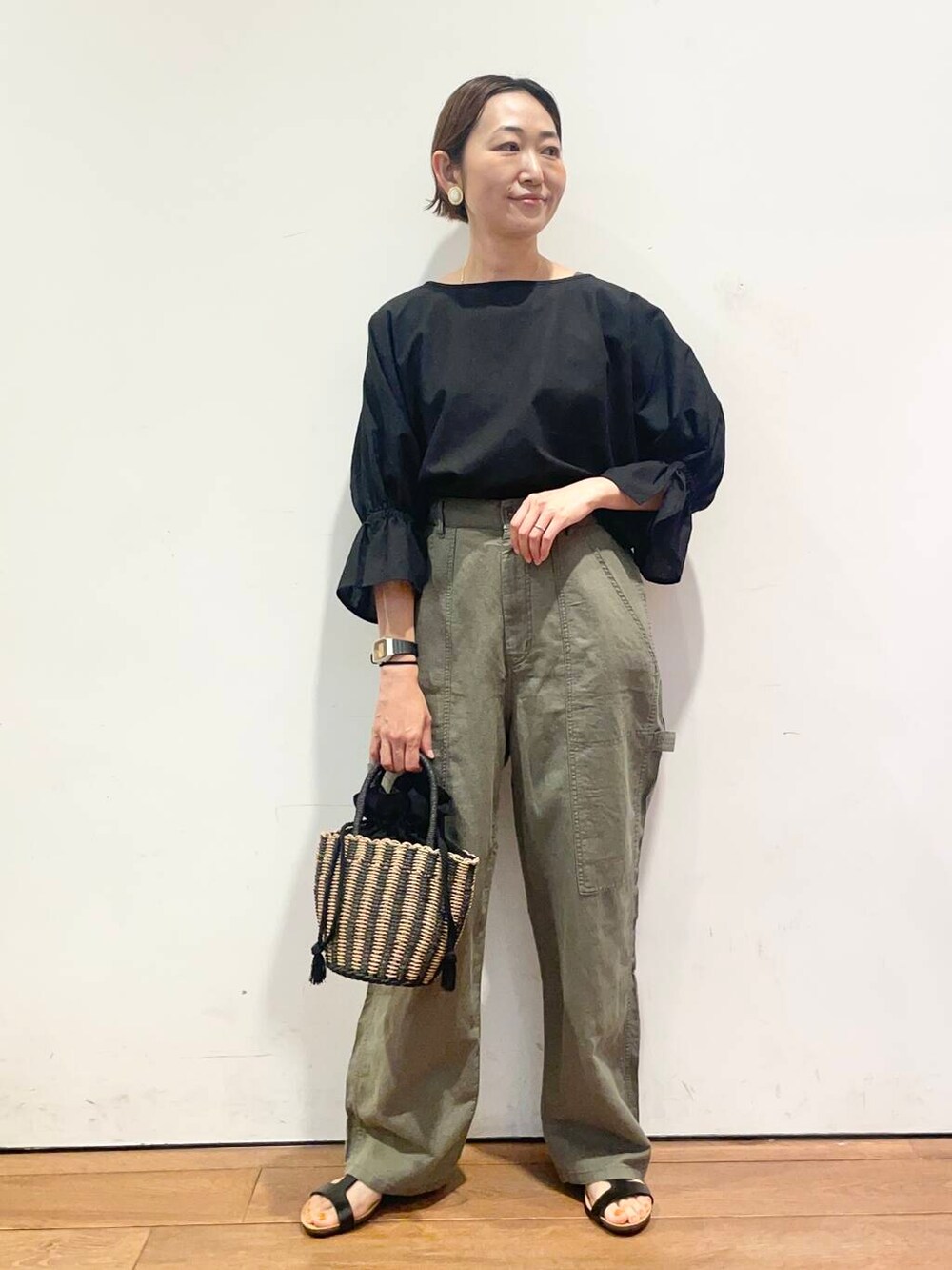 「大人カジュアル、urbanresearchdoors、ママコーデ、アーバンリサーチドアーズ、低身長コーデ、30代、ママファッション、キレイめカジュアル、リネン着こなし術」｜「URBAN RESEARCH DOORSの巾着カゴバッグ（ハンドバッグ、ブラック系）」を使った、urd_nanakoさん（レディース・154cm）の夏コーディネートの3枚目の写真