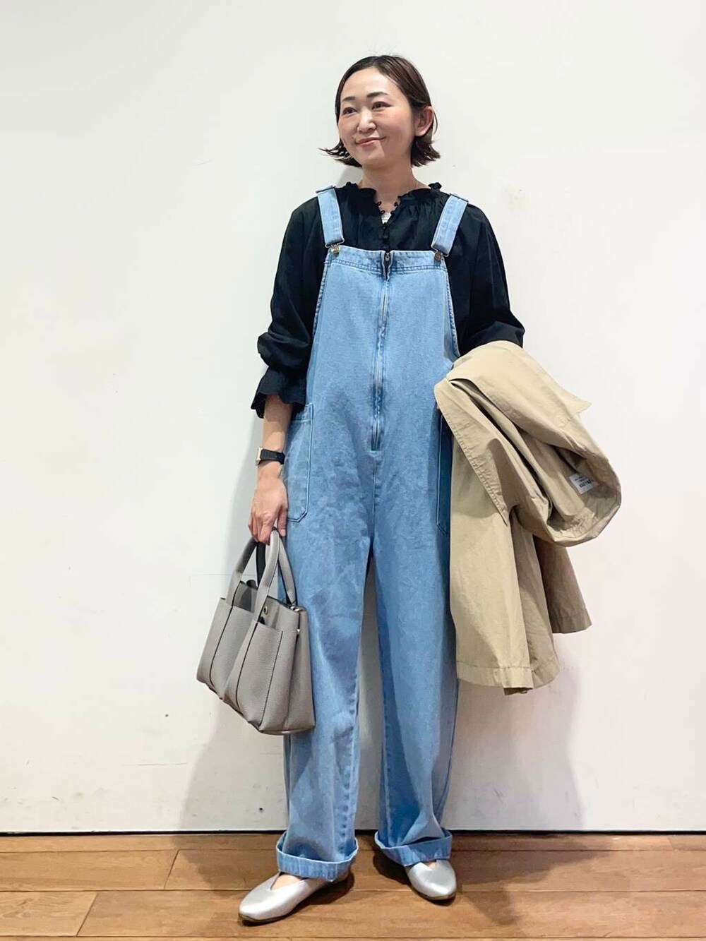ブラック系のシャツ/ブラウス、グレー系のトートバッグ、ブルー系のサロペット/オーバーオールを着用したレディースの冬コーディネートの2枚目の写真