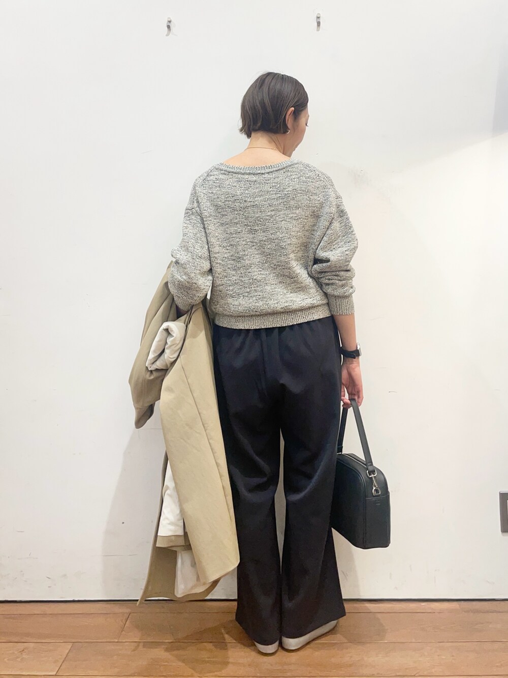 ベージュ系のその他アウター、ブラック系のニット/セーター、シルバー系のパンプスを着用したレディースの春コーディネートの8枚目の写真