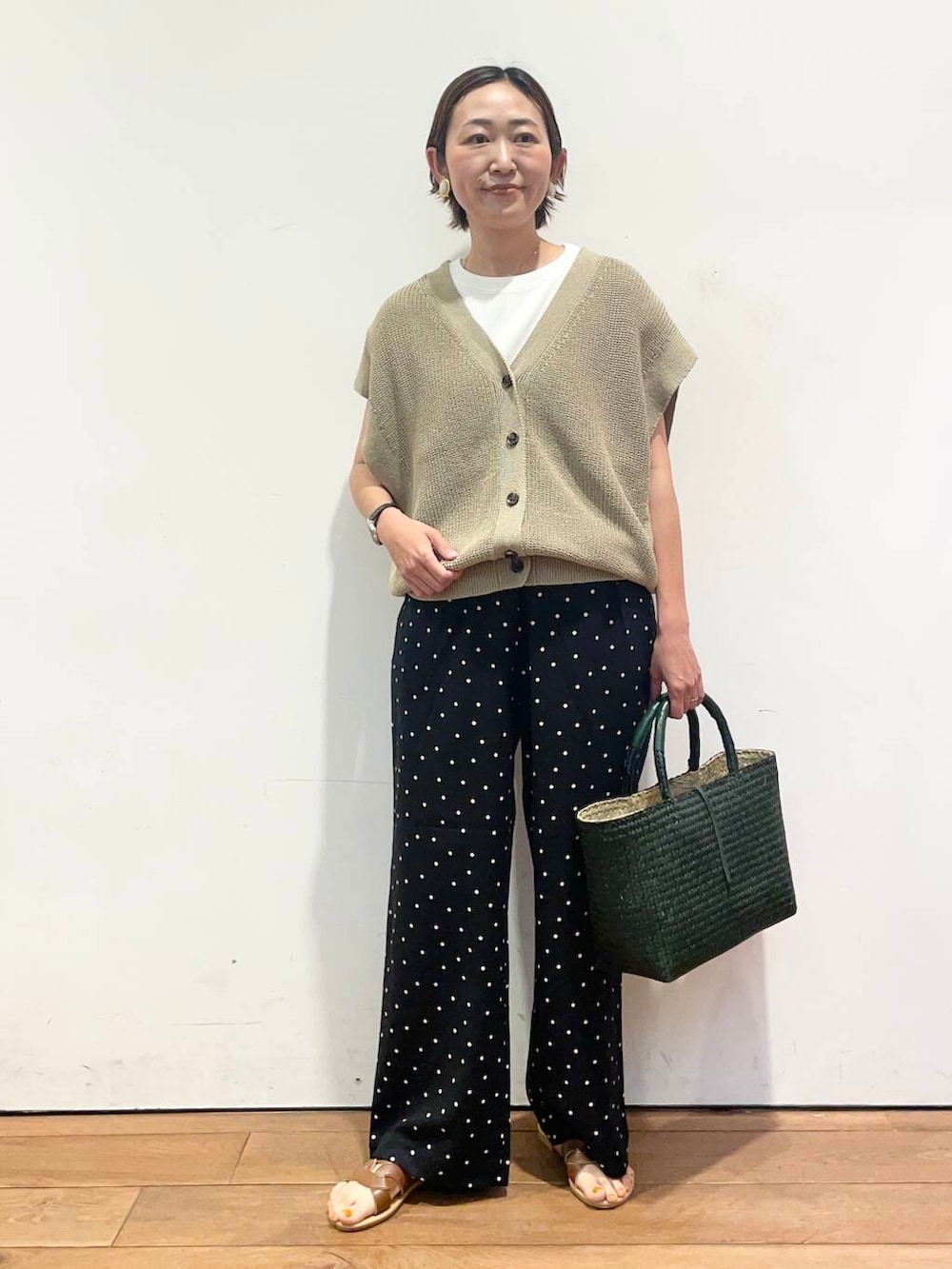 「大人カジュアル、urbanresearchdoors、ママコーデ、アーバンリサーチドアーズ、低身長コーデ、30代、ママファッション、キレイめカジュアル、最旬サンダルスタイル」|「URBAN RESEARCH DOORSのリネンライクVネックベスト(ベスト、ベージュ系)」を使った、urd_nanakoさん(レディース・154cm)の夏コーディネートの3枚目の写真