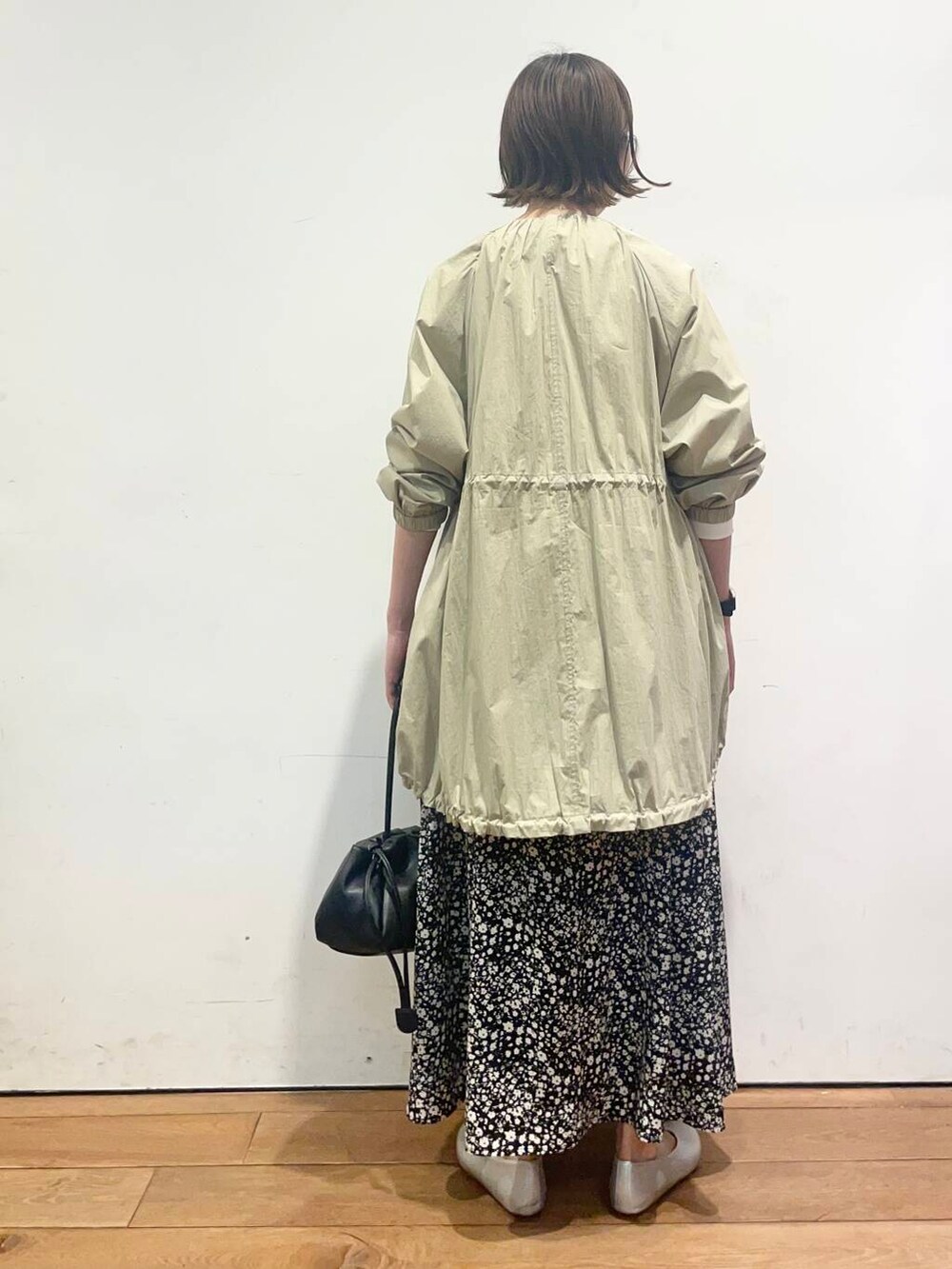 「大人カジュアル、urbanresearchdoors、ママコーデ、アーバンリサーチドアーズ、doors、低身長コーデ、30代、ママファッション、春カラーコーデ、キレイめカジュアル」|「URBAN RESEARCH DOORSのVカットパンプス(パンプス、シルバー系)」を使った、urd_nanakoさん(レディース・154cm)の春コーディネートの5枚目の写真