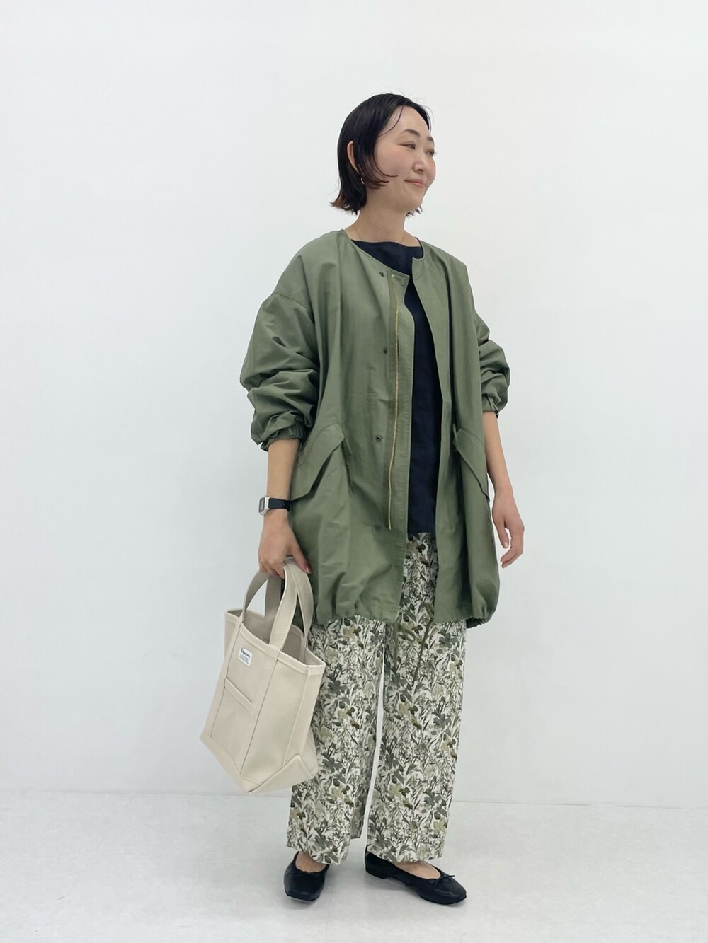「URBAN RESEARCH DOORS、URBAN RESEARCH DOORS WOMENS、アーバンリサーチドアーズ、ママコーデ、春アウター、モッズコート、30代コーデ、きれいめカジュアル、キレイめカジュアル」｜「URBAN RESEARCH DOORSのやわらかバレエシューズ（パンプス、ブラック系）」を使った、urd_nanakoさん（レディース・154cm）の春コーディネートの3枚目の写真
