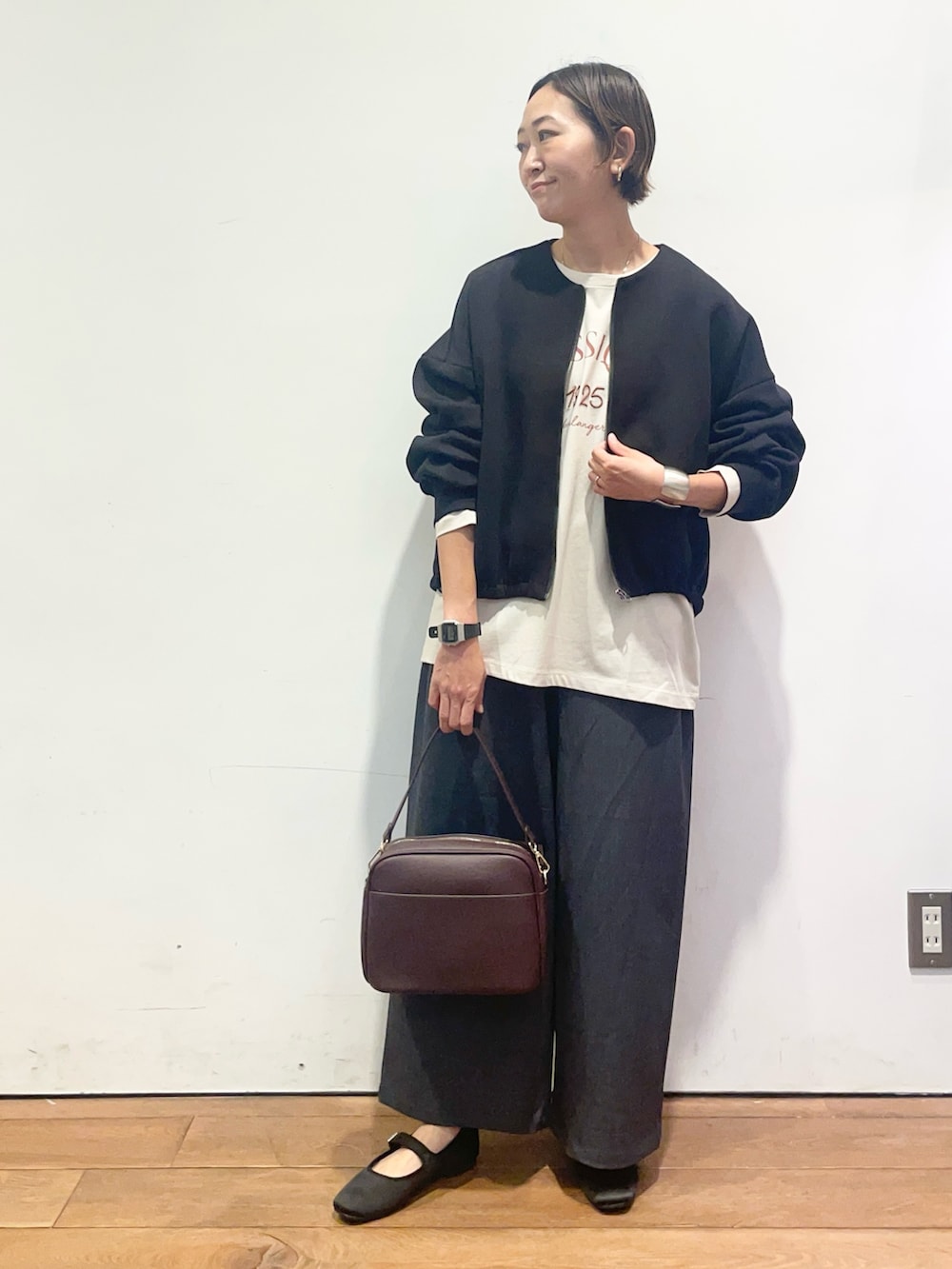 ベージュ系のTシャツ/カットソー、ブラック系のカーディガン/ボレロ、グレー系のその他パンツを着用したレディースの秋コーディネートの3枚目の写真