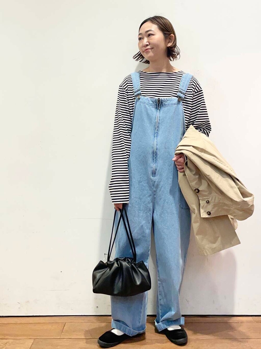 「大人カジュアル、urbanresearchdoors、ママコーデ、アーバンリサーチドアーズ、doors、低身長コーデ、30代、ママファッション、春カラーコーデ、春アウターコーデ」｜「URBAN RESEARCH DOORSの2WAY巾着ショルダーバッグ（ショルダーバッグ、ブラック系）」を使った、urd_nanakoさん（レディース・154cm）の春コーディネートの5枚目の写真