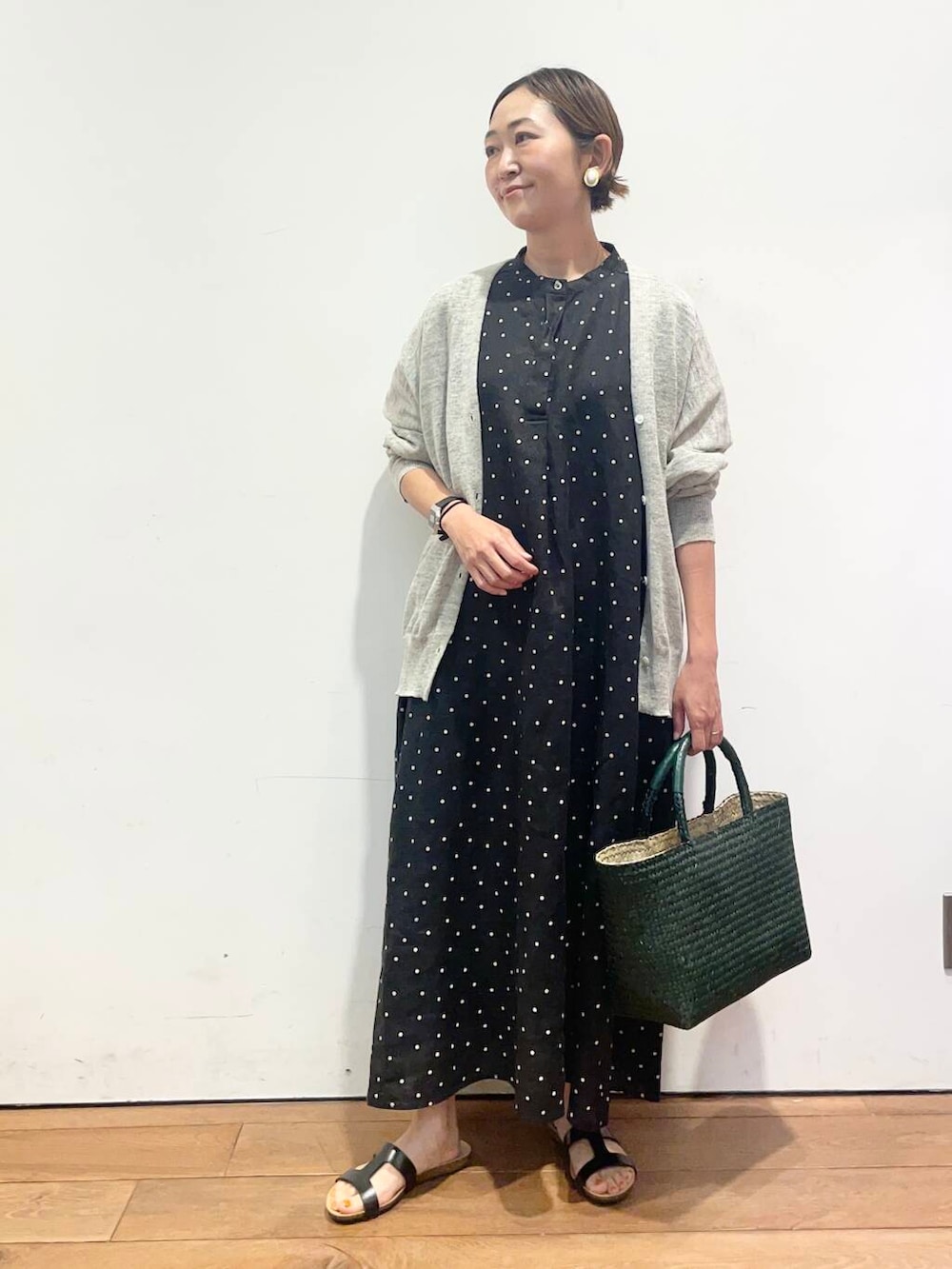 「大人カジュアル、urbanresearchdoors、ママコーデ、アーバンリサーチドアーズ、低身長コーデ、30代、ママファッション、キレイめカジュアル、リネン着こなし術」｜「URBAN RESEARCH DOORSのリネンVネックカーディガン（カーディガン/ボレロ、グレー系）」を使った、urd_nanakoさん（レディース・154cm）の夏コーディネートの5枚目の写真
