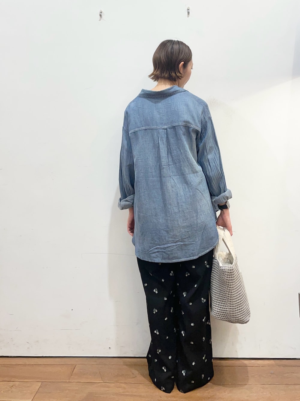 ブルー系のシャツ/ブラウス、ホワイト系のTシャツ/カットソー、ブラック系のその他パンツを着用したレディースの春コーディネートの4枚目の写真