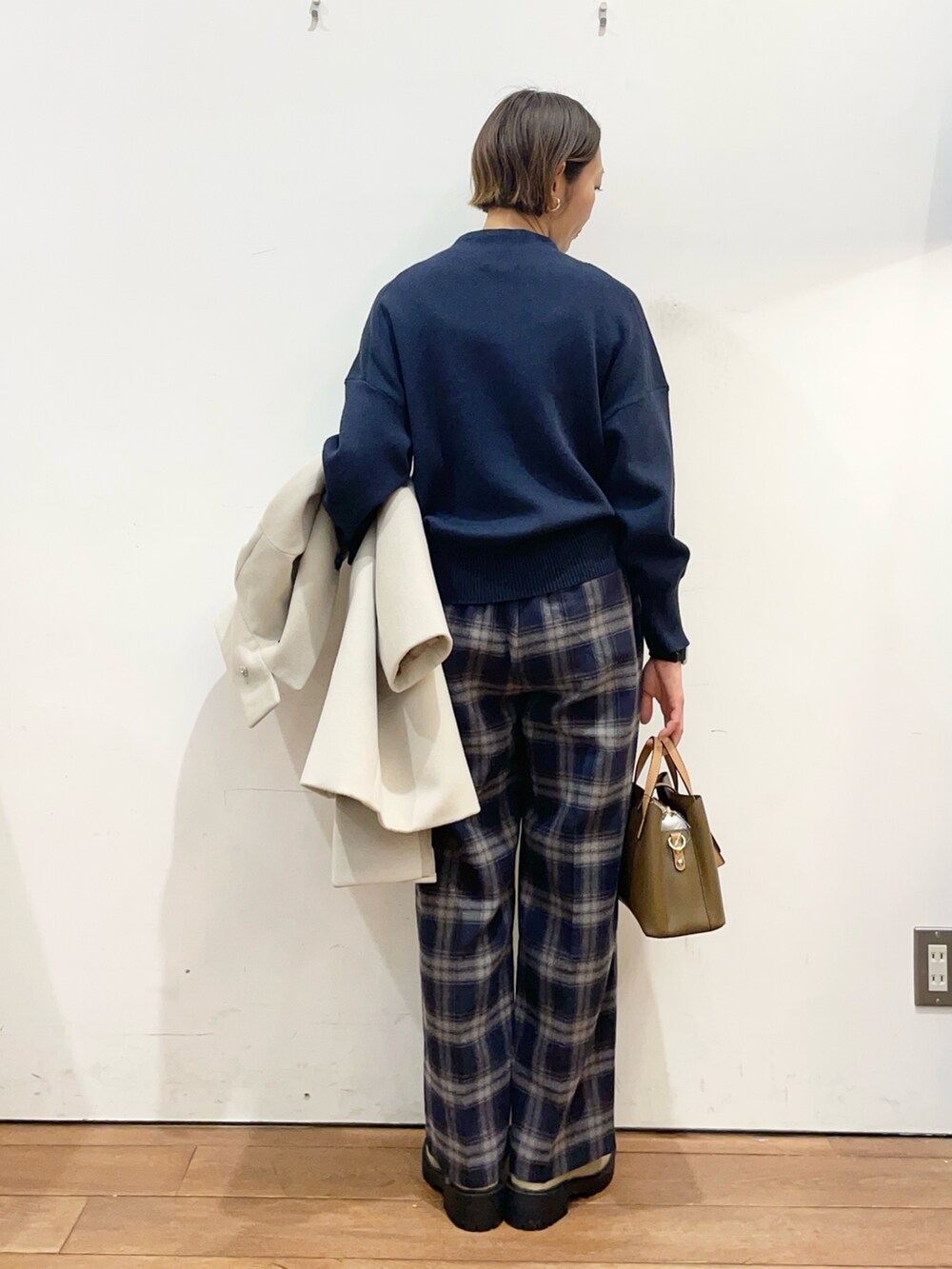 ベージュ系のその他アウター、ブルー系のニット/セーター、ブラウン系のハンドバッグを着用したレディースの冬コーディネートの8枚目の写真