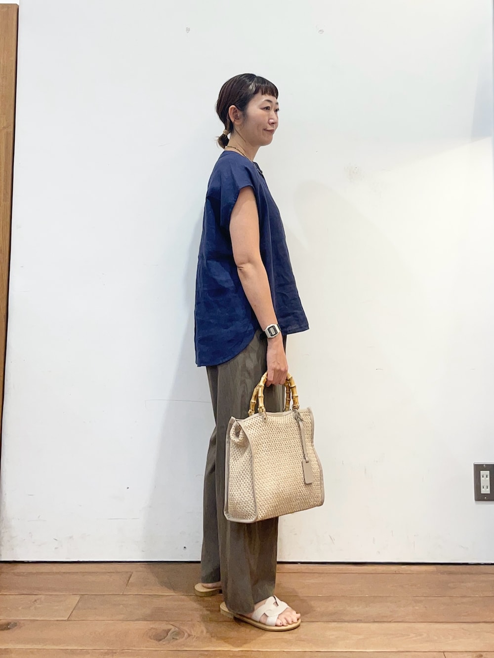 ブルー系のシャツ/ブラウス、ベージュ系のショルダーバッグ、ブラウン系のその他パンツを着用したレディースの夏コーディネートの3枚目の写真