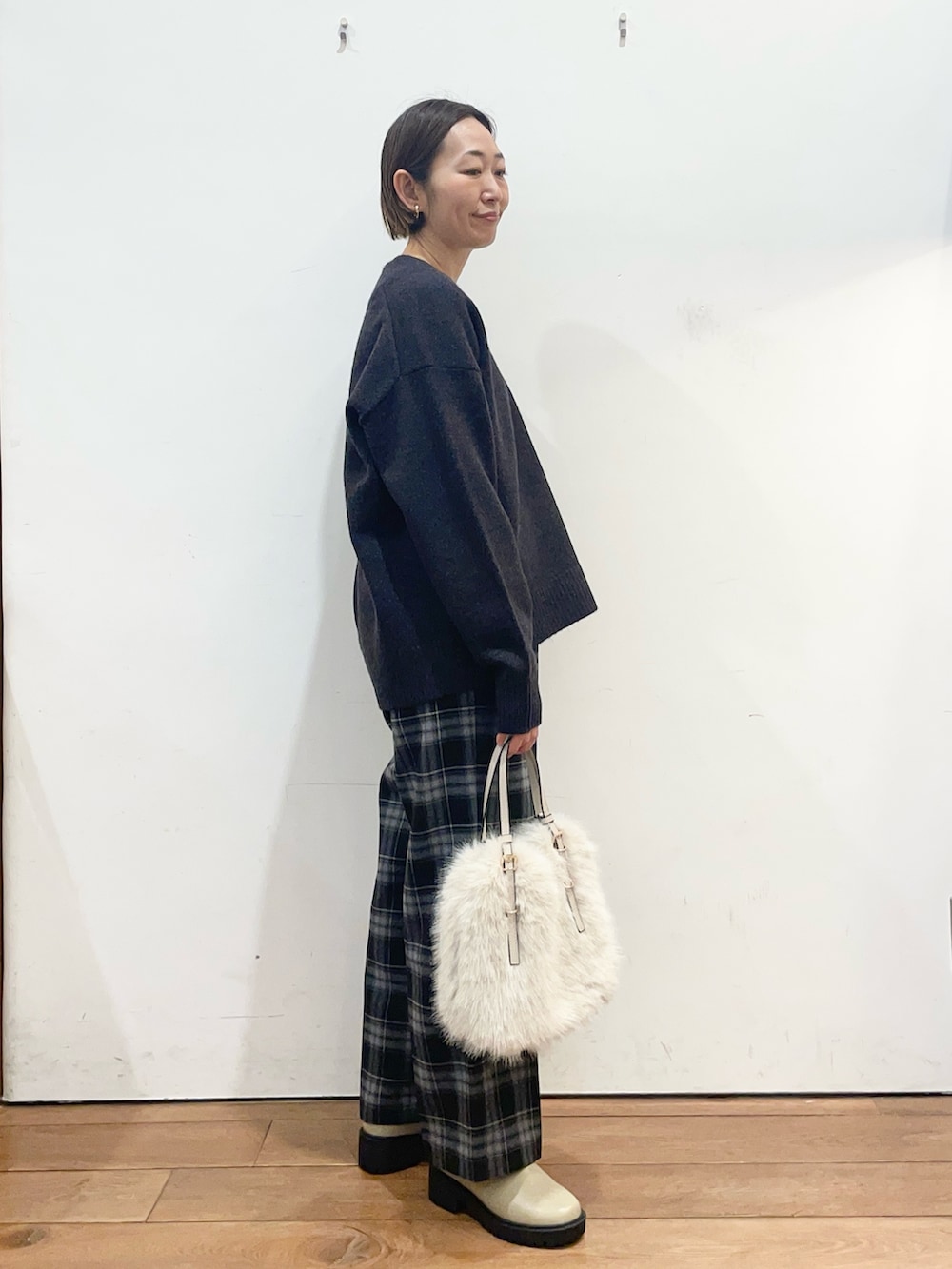 ブルー系のニット/セーター、ブルー系のその他パンツ、ベージュ系のブーツを着用したレディースの冬コーディネートの3枚目の写真