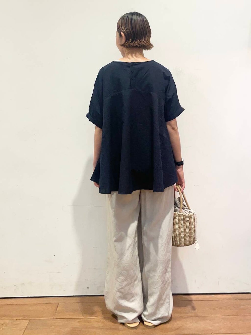 「大人カジュアル、urbanresearchdoors、ママコーデ、アーバンリサーチドアーズ、低身長コーデ、30代、ママファッション、キレイめカジュアル、洒落見えイージーパンツ×サンダル」|「URBAN RESEARCH DOORSの巾着カゴバッグ(ハンドバッグ、グレー系)」を使った、urd_nanakoさん(レディース・154cm)の夏コーディネートの5枚目の写真
