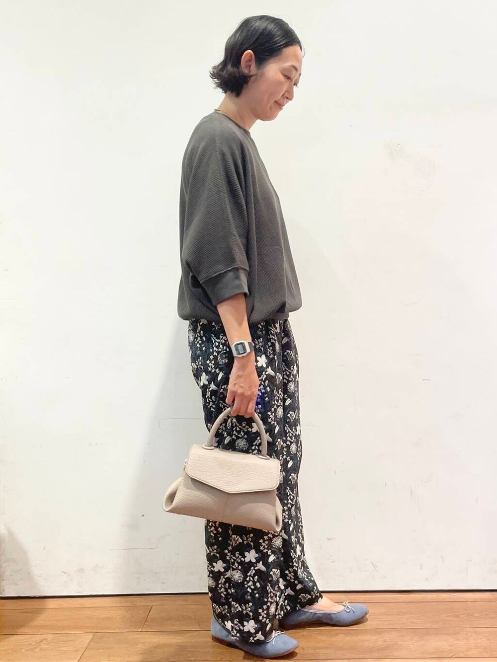 グレー系のTシャツ/カットソー、ブルー系のバレエシューズ、ブルー系のその他パンツを着用したレディースの夏コーディネートの6枚目の写真