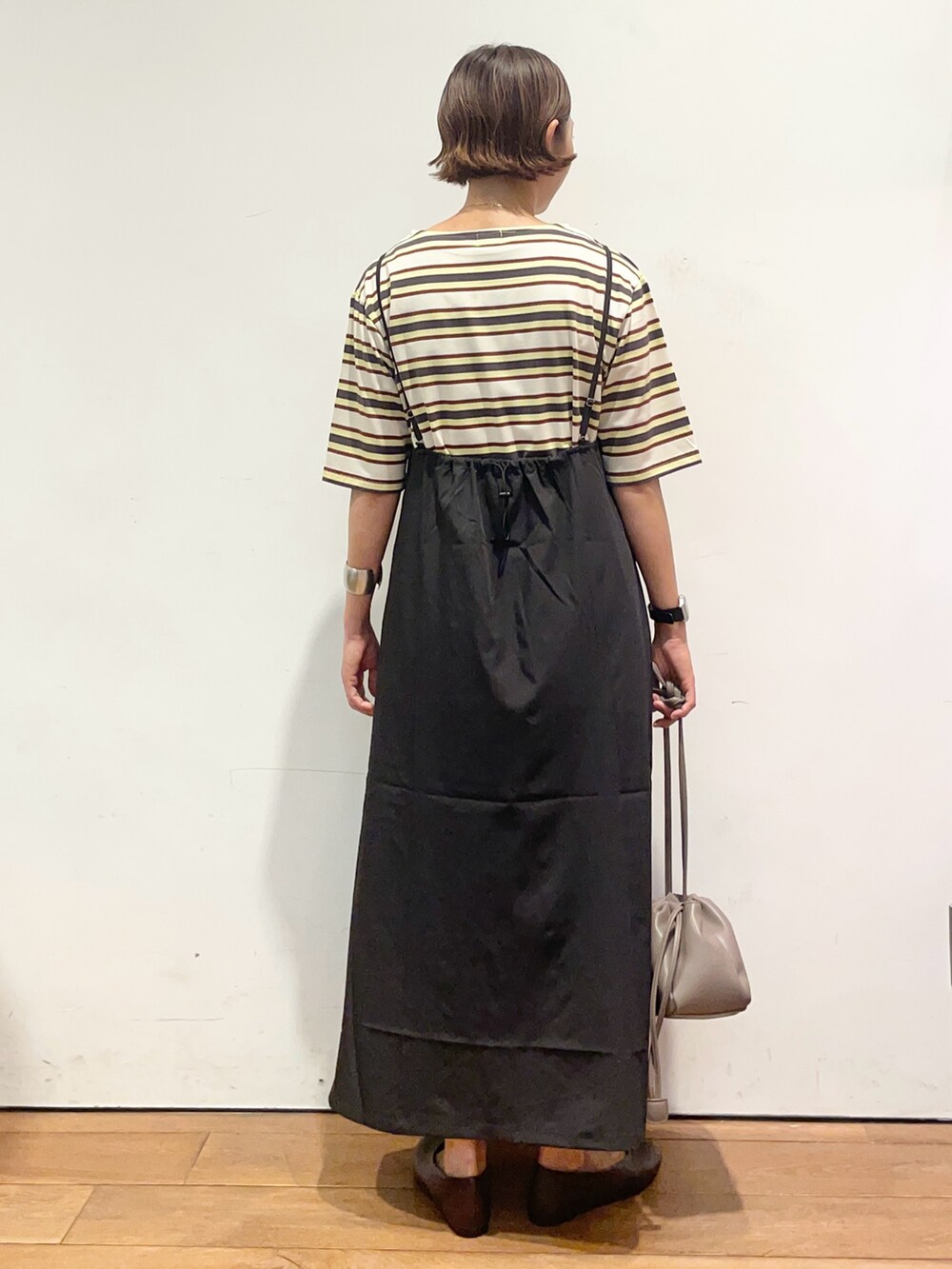 ホワイト系のTシャツ/カットソー、ブラック系のワンピース、ベージュ系のショルダーバッグを着用したレディースの夏コーディネートの5枚目の写真