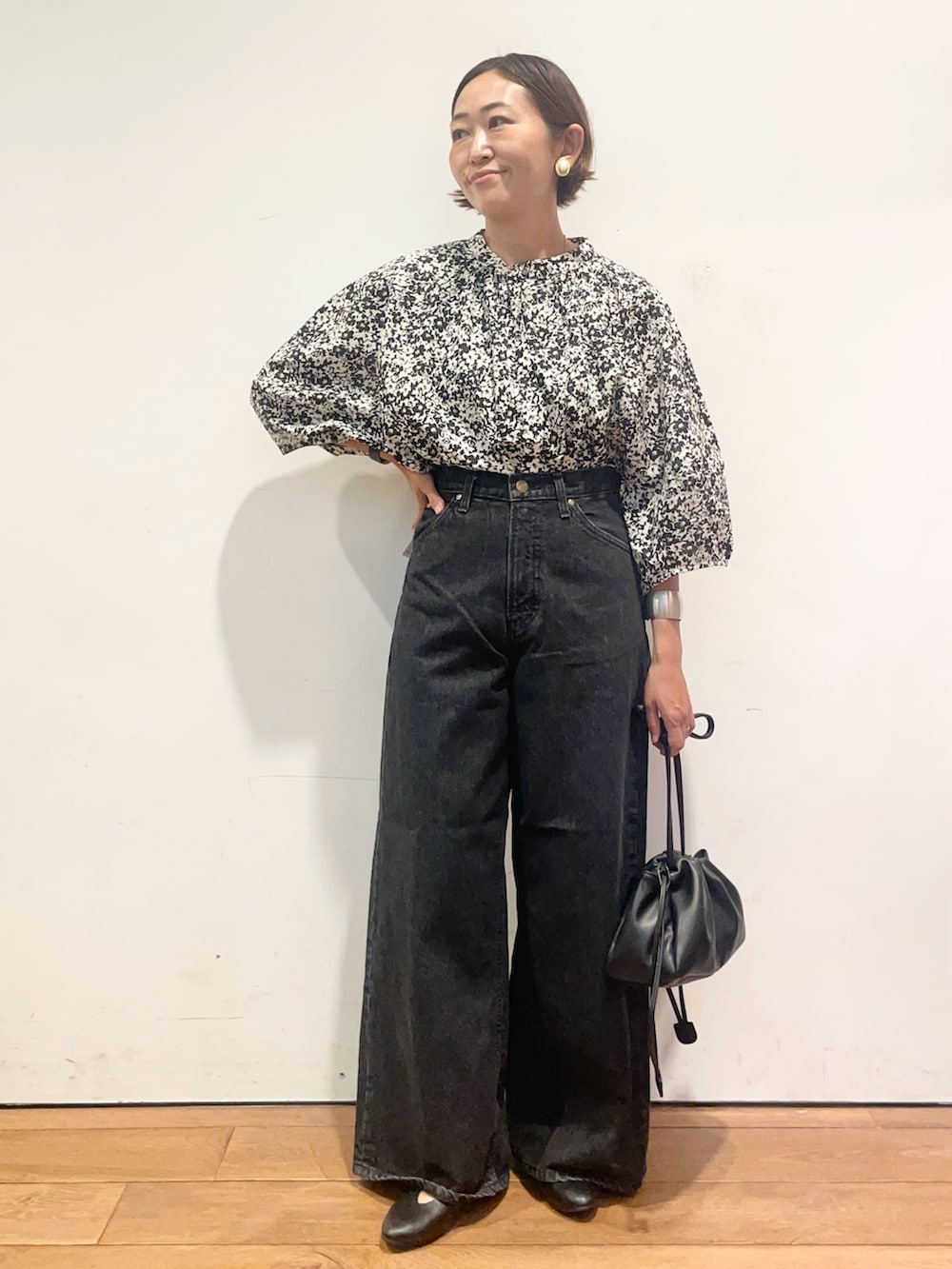 ブラック系のシャツ/ブラウス、ブラック系のデニムパンツ、ブラック系のショルダーバッグを着用したレディースの夏コーディネートの2枚目の写真