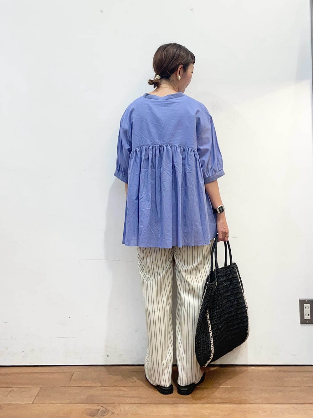 ブルー系のシャツ/ブラウス、ブラック系のサンダル、ベージュ系のその他パンツを着用したレディースの夏コーディネートの4枚目の写真