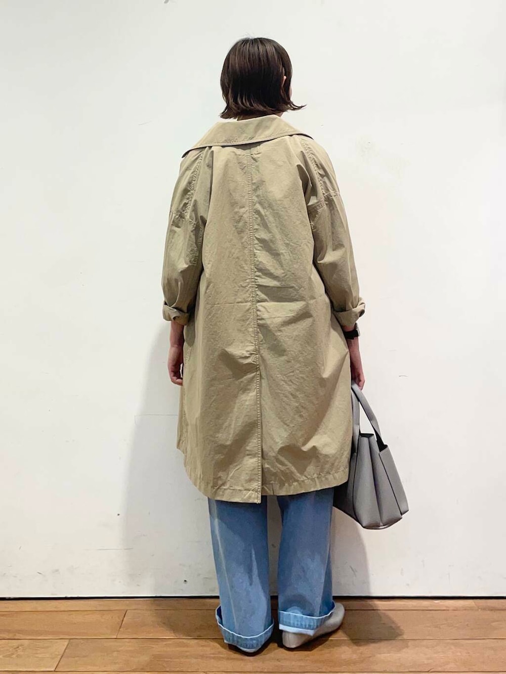 ブラック系のシャツ/ブラウス、グレー系のトートバッグ、ブルー系のサロペット/オーバーオールを着用したレディースの冬コーディネートの8枚目の写真