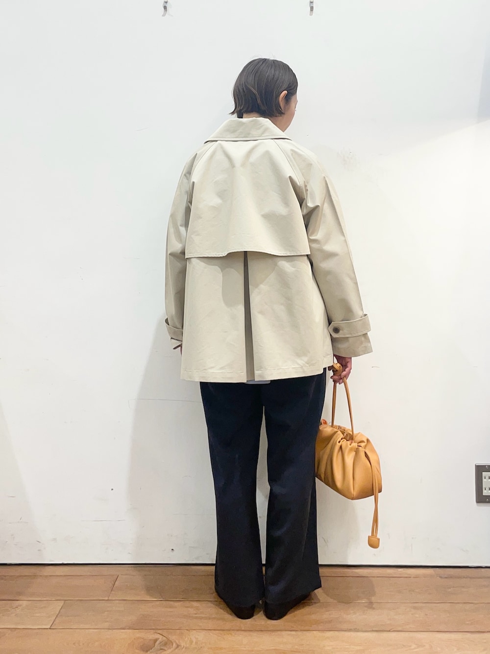 ブルー系のシャツ/ブラウス、ブルー系のスウェット、ブラック系のパンプスを着用したレディースの春コーディネートの9枚目の写真