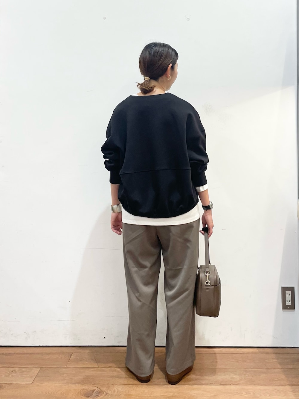 ブラック系のカーディガン/ボレロ、ホワイト系のTシャツ/カットソー、ベージュ系のその他パンツを着用したレディースの秋コーディネートの5枚目の写真