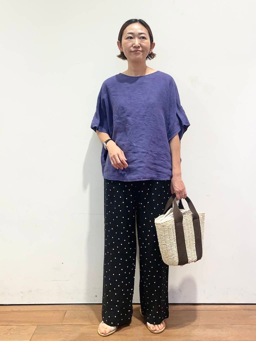 「大人カジュアル、urbanresearchdoors、ママコーデ、アーバンリサーチドアーズ、低身長コーデ、30代、ママファッション、キレイめカジュアル、洒落見えイージーパンツ×サンダル」|「RODE SKOのナチュラルカゴバッグ(ハンドバッグ、ホワイト系)」を使った、urd_nanakoさん(レディース・154cm)の夏コーディネートの2枚目の写真