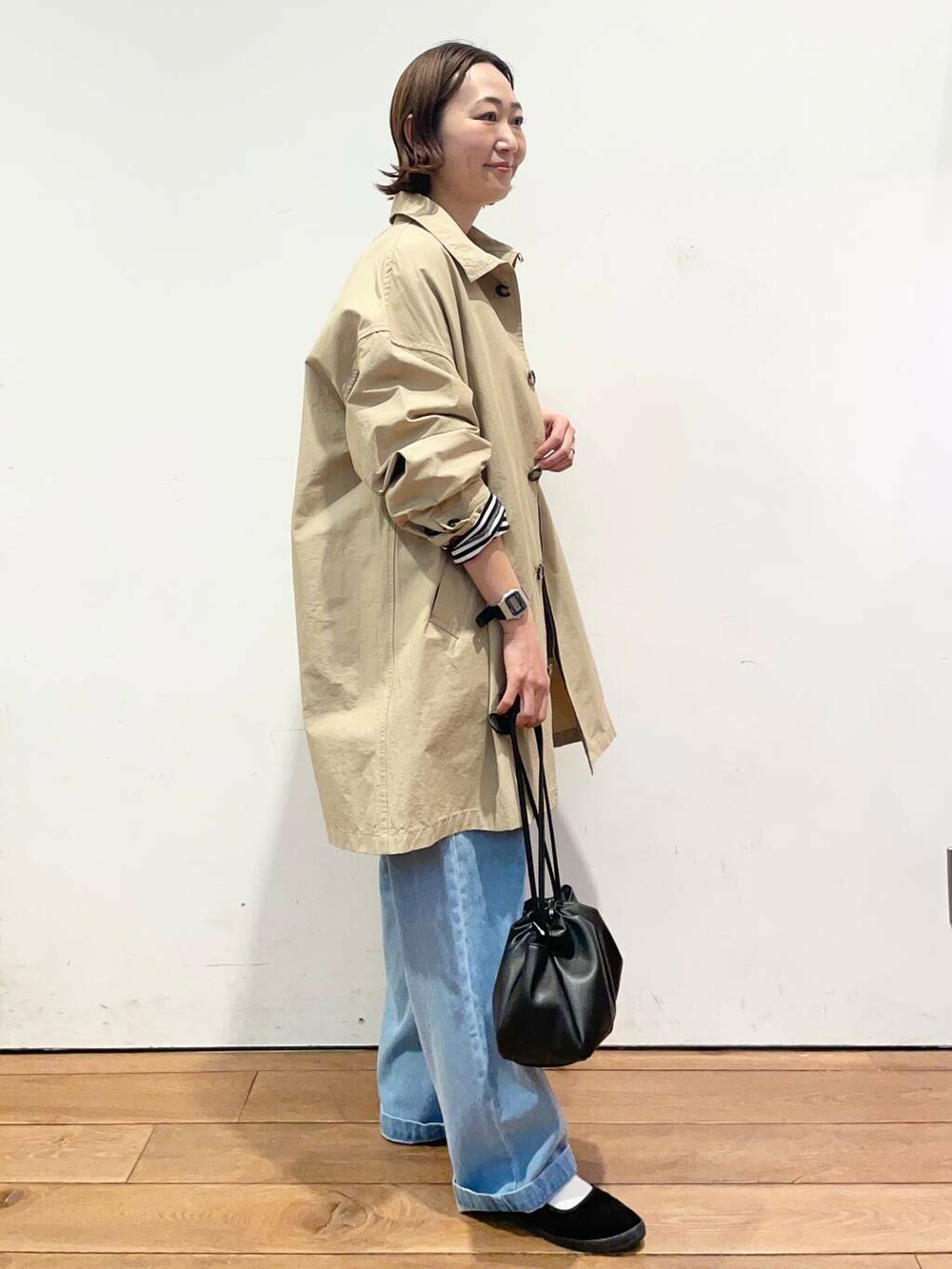 「大人カジュアル、urbanresearchdoors、ママコーデ、アーバンリサーチドアーズ、doors、低身長コーデ、30代、ママファッション、春カラーコーデ、春アウターコーデ」｜「URBAN RESEARCH DOORSの2WAY巾着ショルダーバッグ（ショルダーバッグ、ブラック系）」を使った、urd_nanakoさん（レディース・154cm）の春コーディネートの3枚目の写真