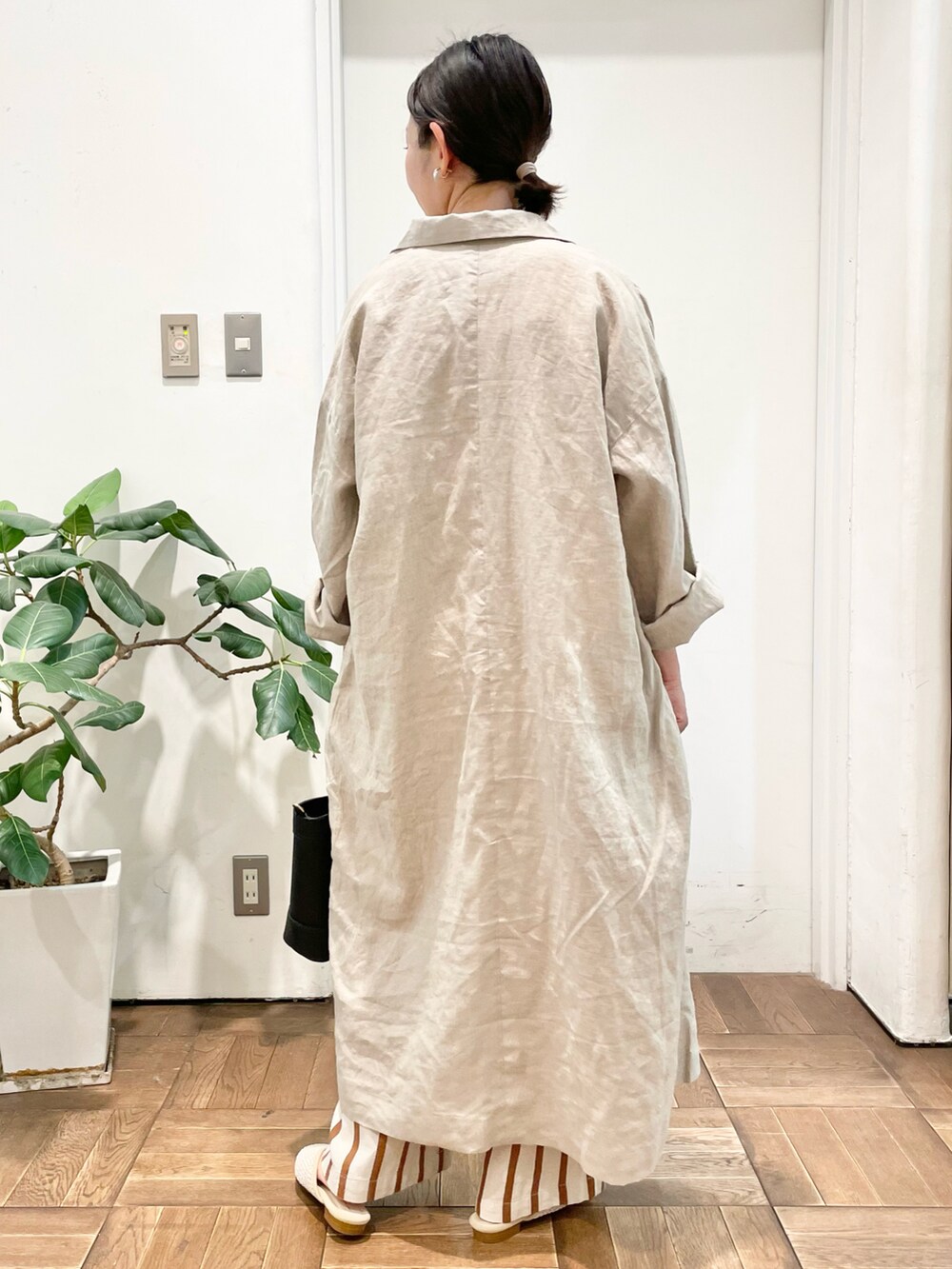 ブラック系のショルダーバッグ、ホワイト系のその他パンツ、ホワイト系のサンダルを着用したレディースの春コーディネートの4枚目の写真