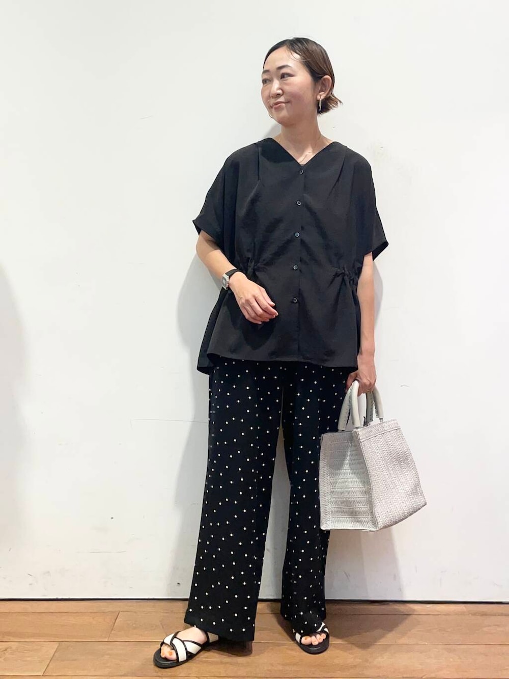 「大人カジュアル、urbanresearchdoors、ママコーデ、アーバンリサーチドアーズ、低身長コーデ、30代、モノトーンコーデ、ママファッション、キレイめカジュアル、万能ブラウスコーデ」|「URBAN RESEARCH DOORSのパイピングサンダル(サンダル、ホワイト系)」を使った、urd_nanakoさん(レディース・154cm)の夏コーディネートの2枚目の写真