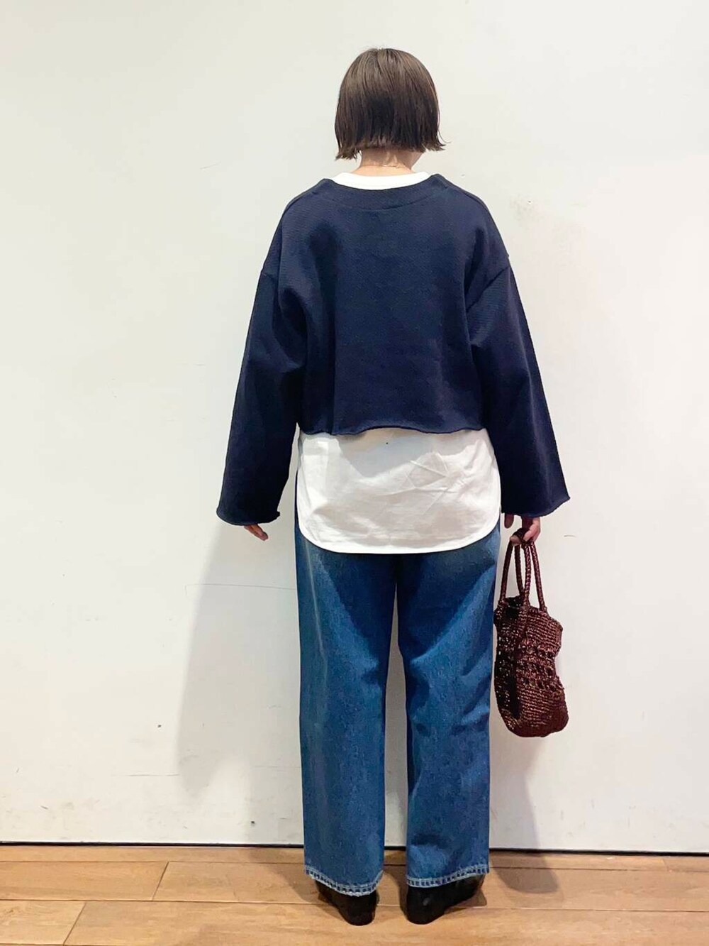 ブルー系のデニムパンツ、ホワイト系のTシャツ/カットソー、ブルー系のTシャツ/カットソーを着用したレディースの春コーディネートの5枚目の写真