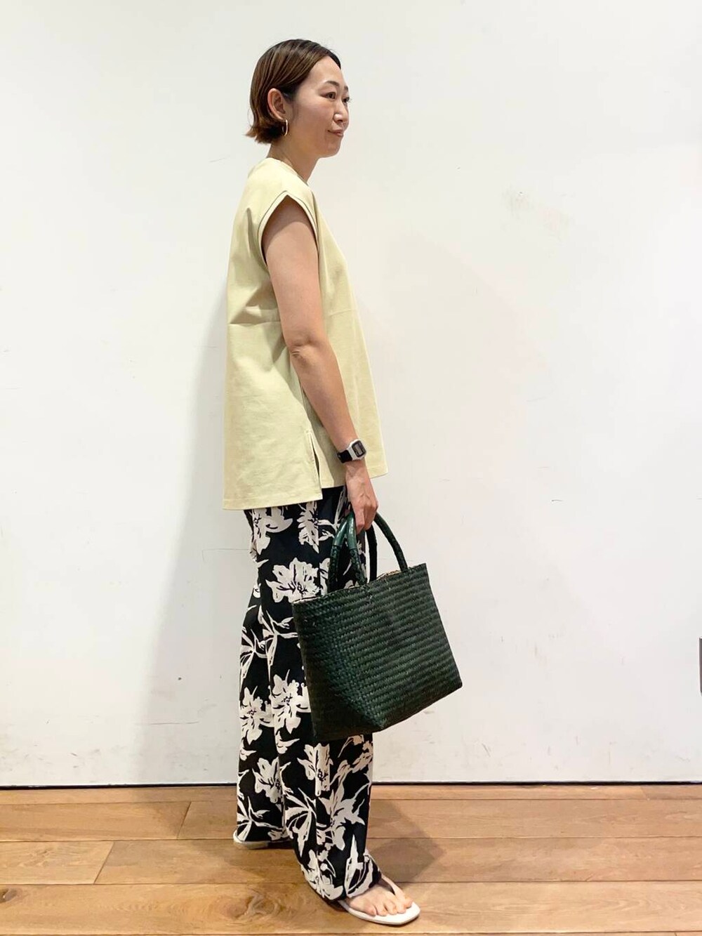 「大人カジュアル、urbanresearchdoors、ママコーデ、アーバンリサーチドアーズ、低身長コーデ、30代、ママファッション、キレイめカジュアル、洒落見えイージーパンツ×サンダル」|「URBAN RESEARCH DOORSのリネンレーヨンフラワープリントパンツ(その他パンツ、ブラック系)」を使った、urd_nanakoさん(レディース・154cm)の夏コーディネートの4枚目の写真