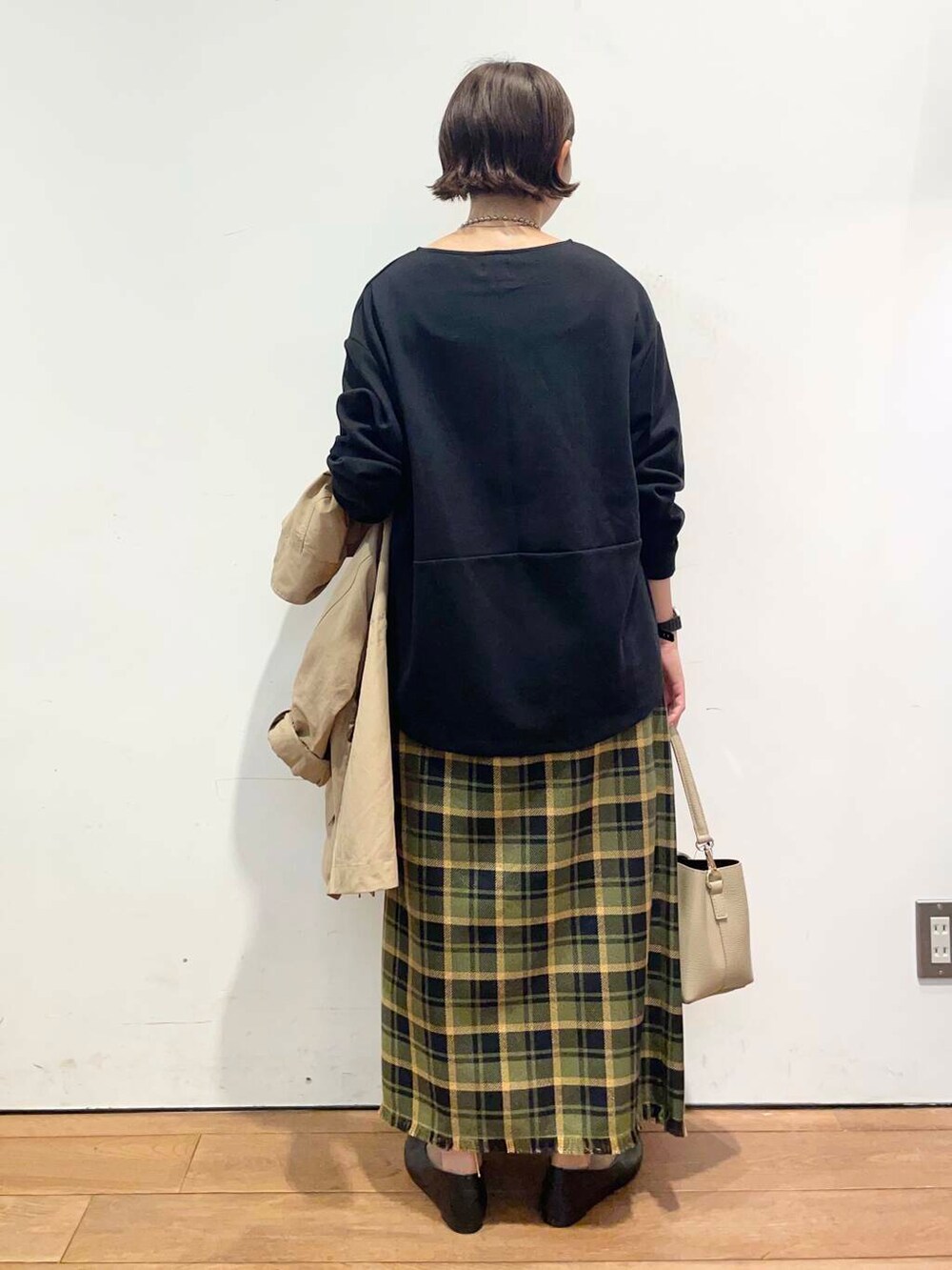 ブラック系のパンプス、ベージュ系のその他アウター、ベージュ系のショルダーバッグを着用したレディースの秋コーディネートの8枚目の写真