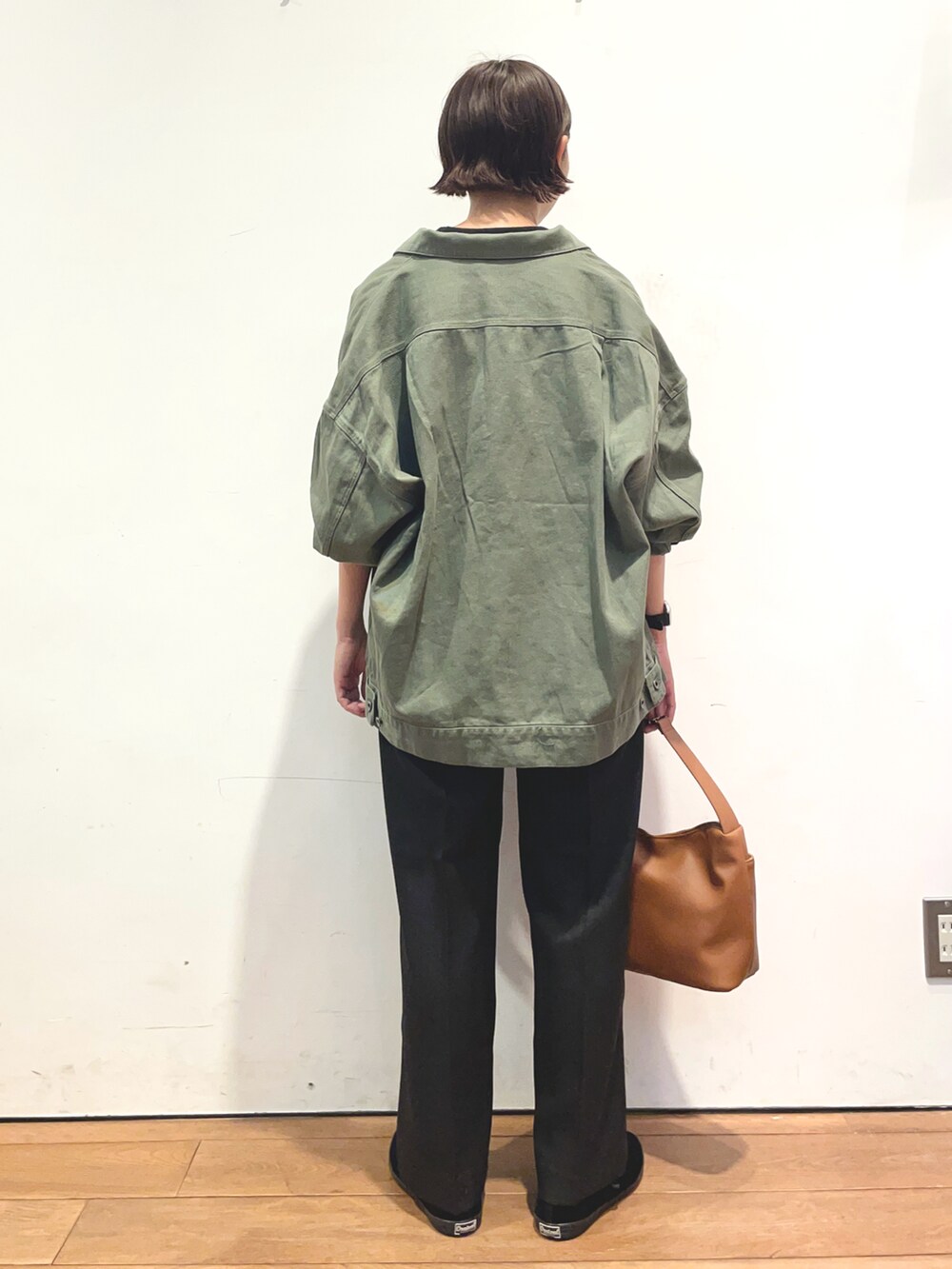 ブラック系のTシャツ/カットソー、グリーン系のカバーオール、ブラック系のその他パンツを着用したレディースの秋コーディネートの5枚目の写真