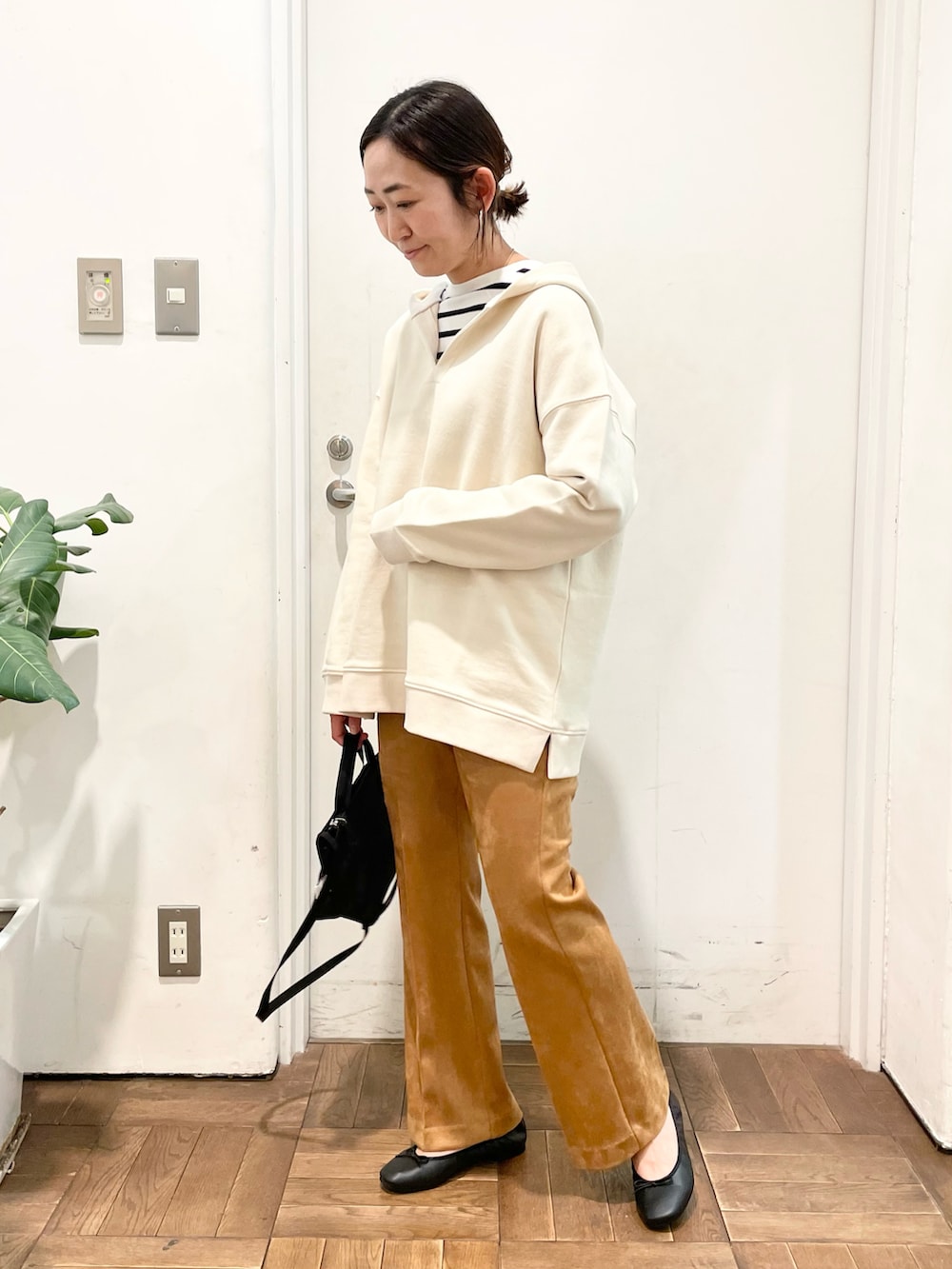 ブラック系のTシャツ/カットソー、ホワイト系のパーカー、イエロー系のその他パンツを着用したレディースの冬コーディネートの3枚目の写真