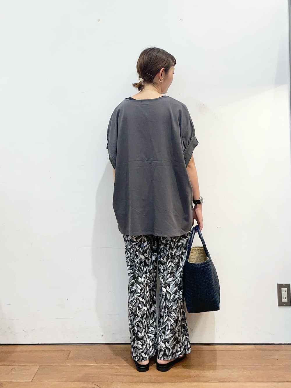 グレー系のTシャツ/カットソー、ブルー系のトートバッグ、ブラック系のその他パンツを着用したレディースの夏コーディネートの4枚目の写真