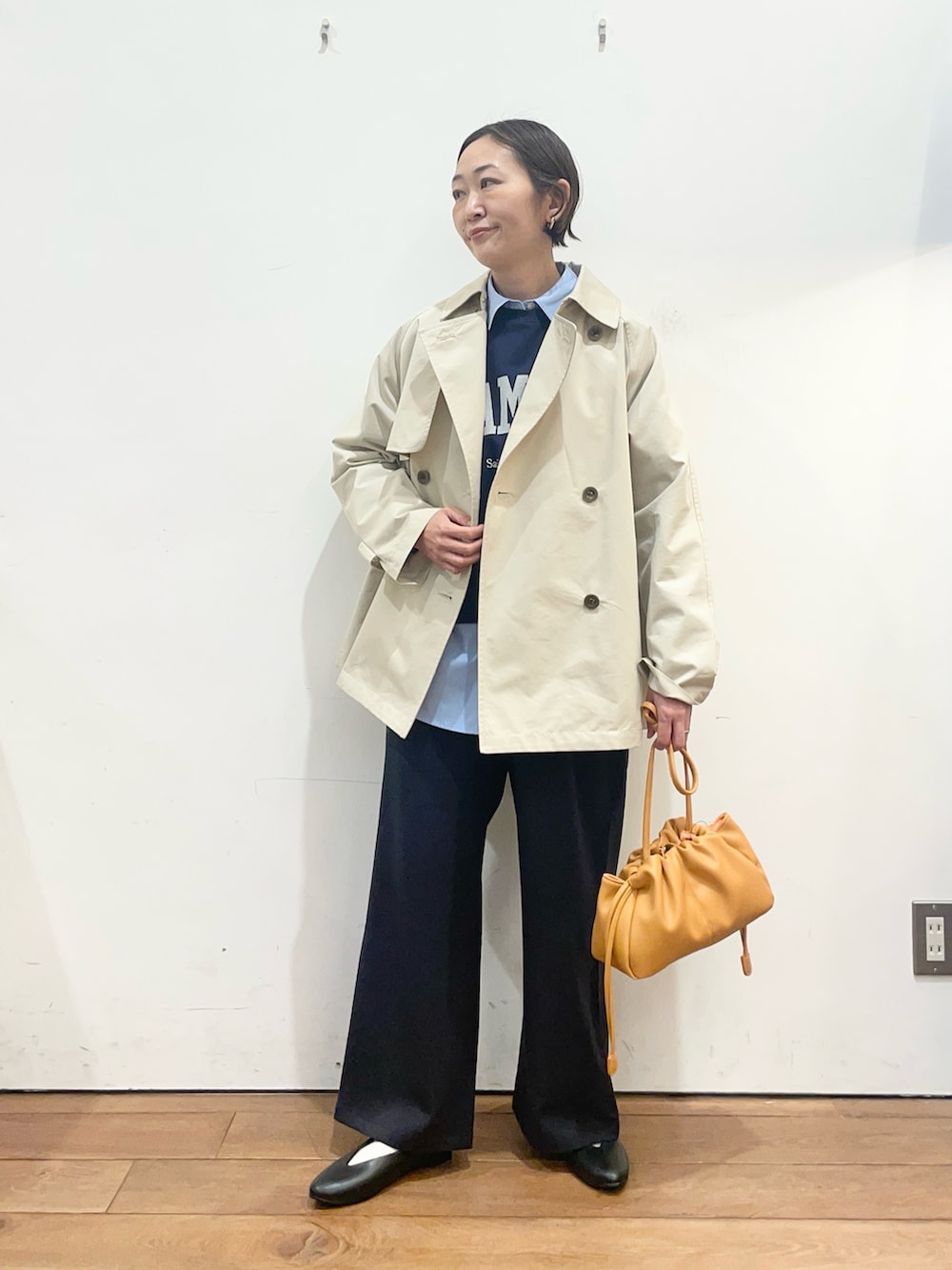 ブルー系のシャツ/ブラウス、ブルー系のスウェット、ブラック系のパンプスを着用したレディースの春コーディネートの5枚目の写真