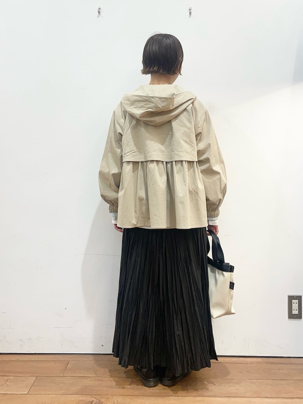 ベージュ系のその他アウター、グリーン系のスウェット、ホワイト系のTシャツ/カットソーを着用したレディースの春コーディネートの4枚目の写真