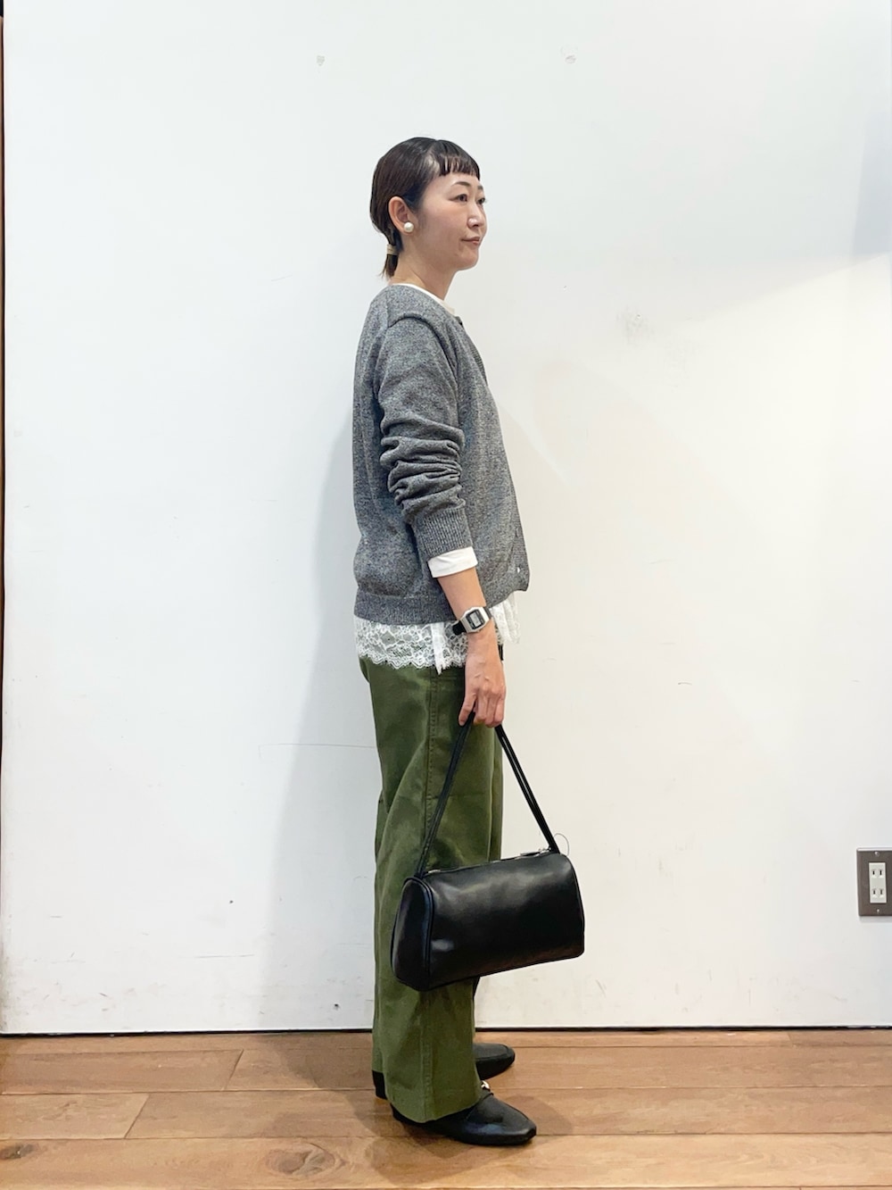 ホワイト系のTシャツ/カットソー、グリーン系のその他パンツ、グレー系のカーディガン/ボレロを着用したレディースの秋コーディネートの4枚目の写真