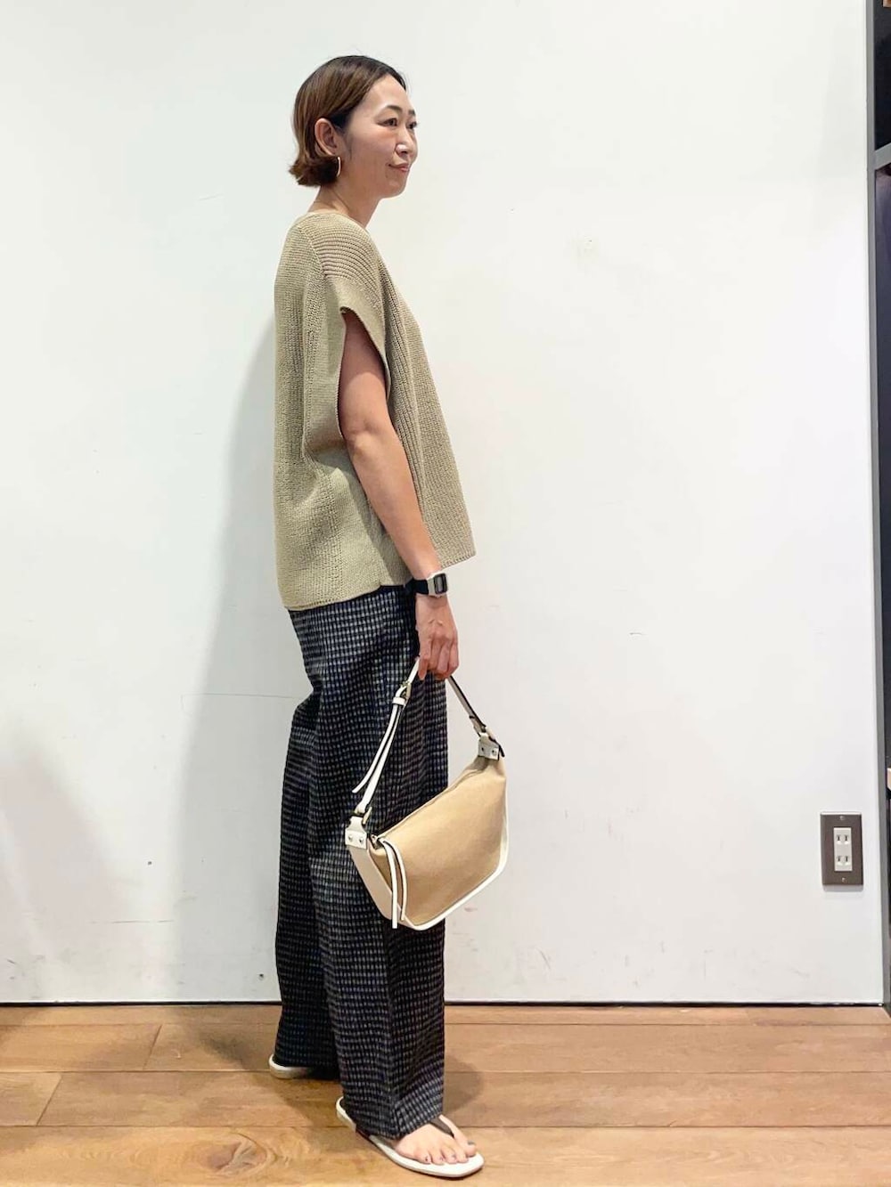 「大人カジュアル、urbanresearchdoors、ママコーデ、アーバンリサーチドアーズ、低身長コーデ、30代、ママファッション、キレイめカジュアル、洒落見えイージーパンツ×サンダル」|「MARCO BIANCHINIのMARCO BIANCHINI キャンバスレザーバッグ(ショルダーバッグ、ホワイト系)」を使った、urd_nanakoさん(レディース・154cm)の夏コーディネートの4枚目の写真