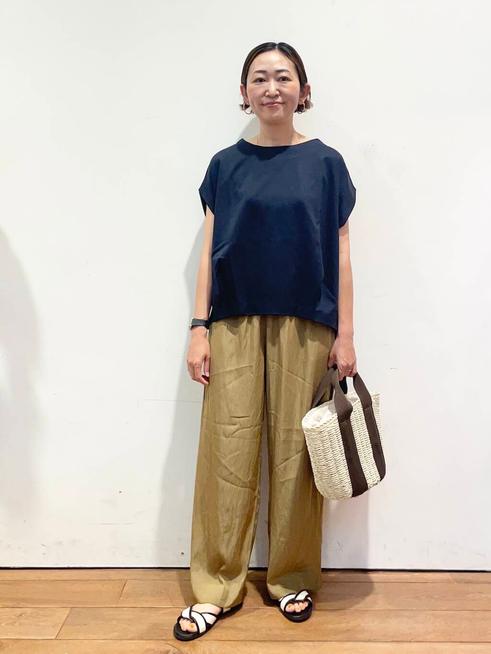 「大人カジュアル、urbanresearchdoors、ママコーデ、アーバンリサーチドアーズ、低身長コーデ、30代、ママファッション、キレイめカジュアル、洒落見えカットソーコーデ」|「RODE SKOのナチュラルカゴバッグ(ハンドバッグ、ホワイト系)」を使った、urd_nanakoさん(レディース・154cm)の夏コーディネートの3枚目の写真