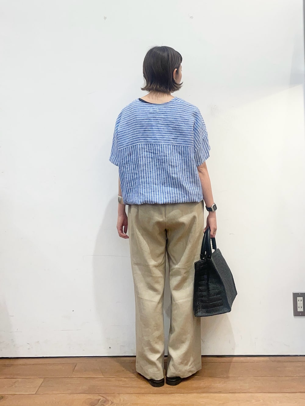 その他のシャツ/ブラウス、ブラック系のハンドバッグ、ブラック系のサンダルを着用したレディースの夏コーディネートの4枚目の写真
