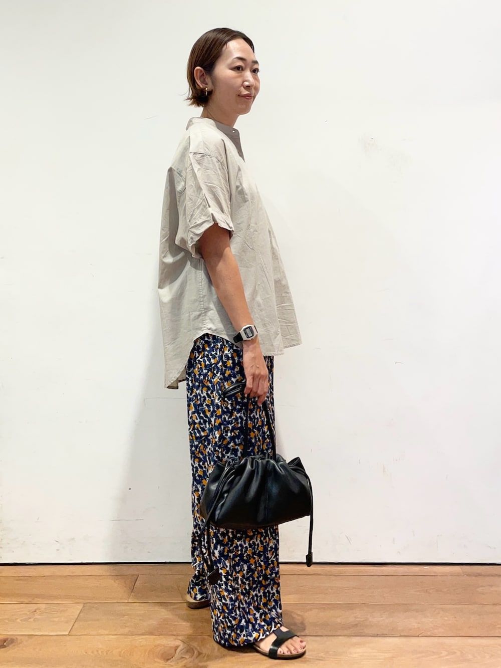 ブラック系のサンダル、ブラック系のショルダーバッグ、ブルー系のその他パンツを着用したレディースの夏コーディネートの4枚目の写真