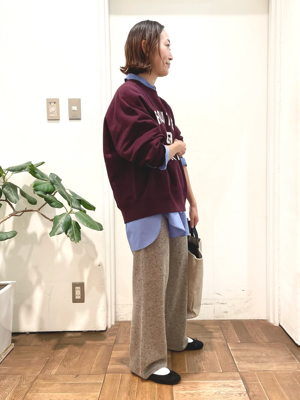 レッド系のスウェット、ブルー系のシャツ/ブラウス、グレー系のその他パンツを着用したレディースの冬コーディネートの3枚目の写真
