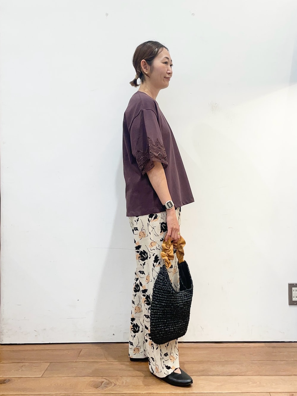 ブラウン系のTシャツ/カットソー、ベージュ系のその他パンツ、オレンジ系のかごバッグを着用したレディースの春コーディネートの3枚目の写真