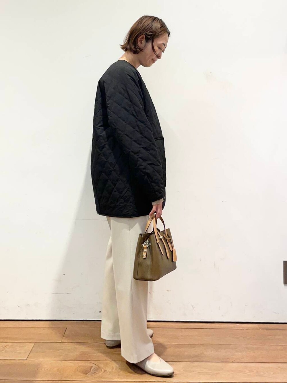 「大人カジュアル、urbanresearchdoors、ママコーデ、アーバンリサーチドアーズ、doors、低身長コーデ、ママファッション、キレイめカジュアル、春のジャケットスタイル」|「RODE SKOの『ドラマ着用商品』チャーム付ミニバッグ Ssize(トートバッグ、ブラウン系)」を使った、urd_nanakoさん(レディース・154cm)の冬コーディネートの8枚目の写真