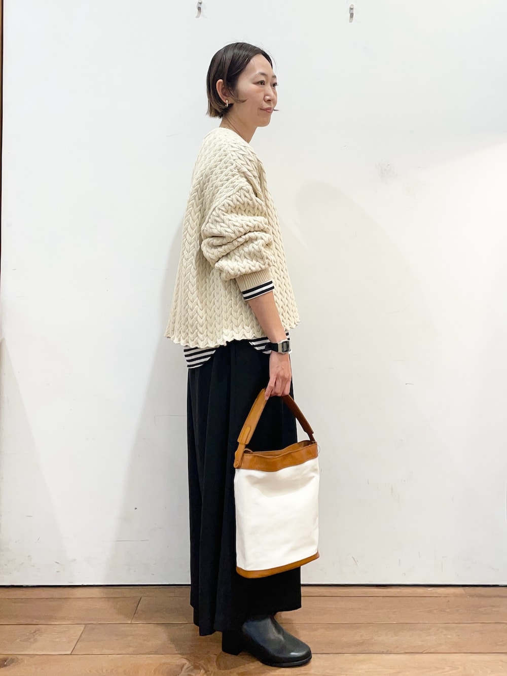 ベージュ系のニット/セーター、ホワイト系のTシャツ/カットソー、ブラック系のその他パンツを着用したレディースの冬コーディネートの3枚目の写真