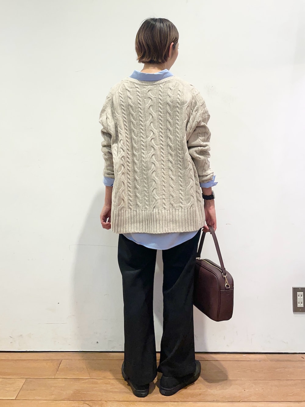 ベージュ系のニット/セーター、ブルー系のシャツ/ブラウス、ブラック系のバレエシューズを着用したレディースの秋コーディネートの5枚目の写真