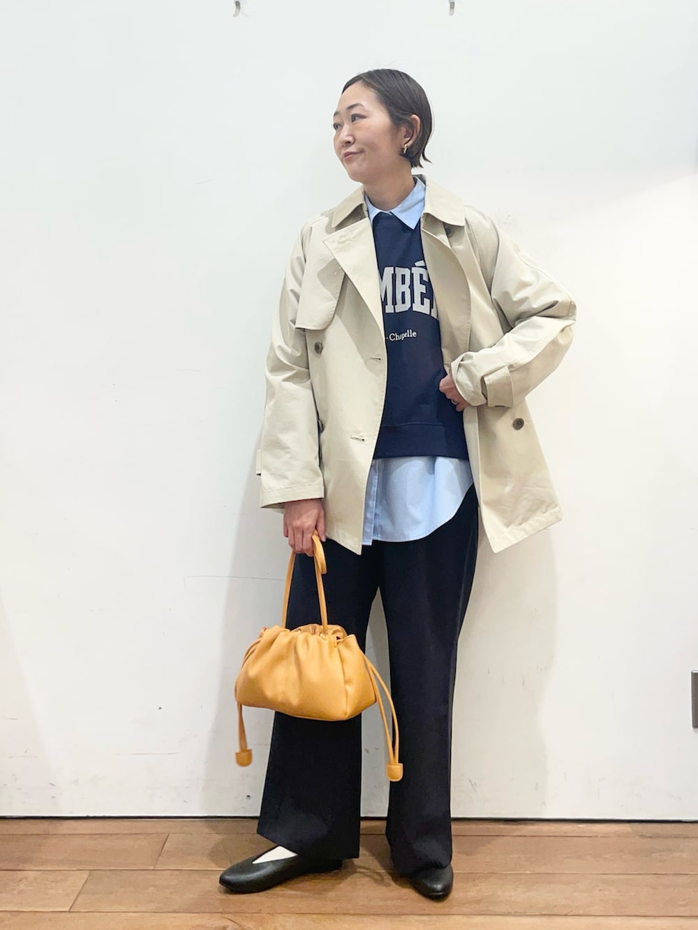 ブルー系のシャツ/ブラウス、ブルー系のスウェット、ブラック系のパンプスを着用したレディースの春コーディネートの7枚目の写真