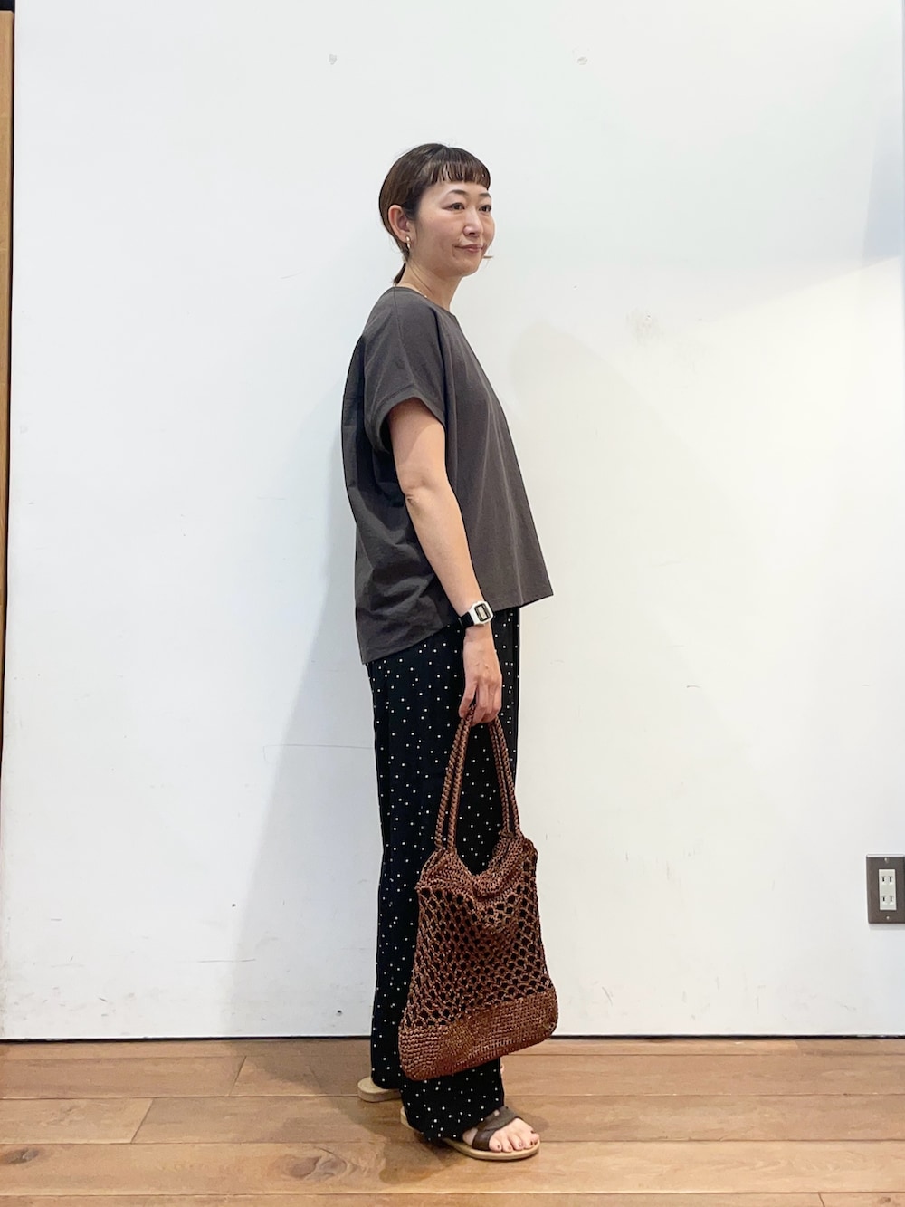 グレー系のTシャツ/カットソー、ブラウン系のサンダル、ブラック系のその他パンツを着用したレディースの夏コーディネートの3枚目の写真