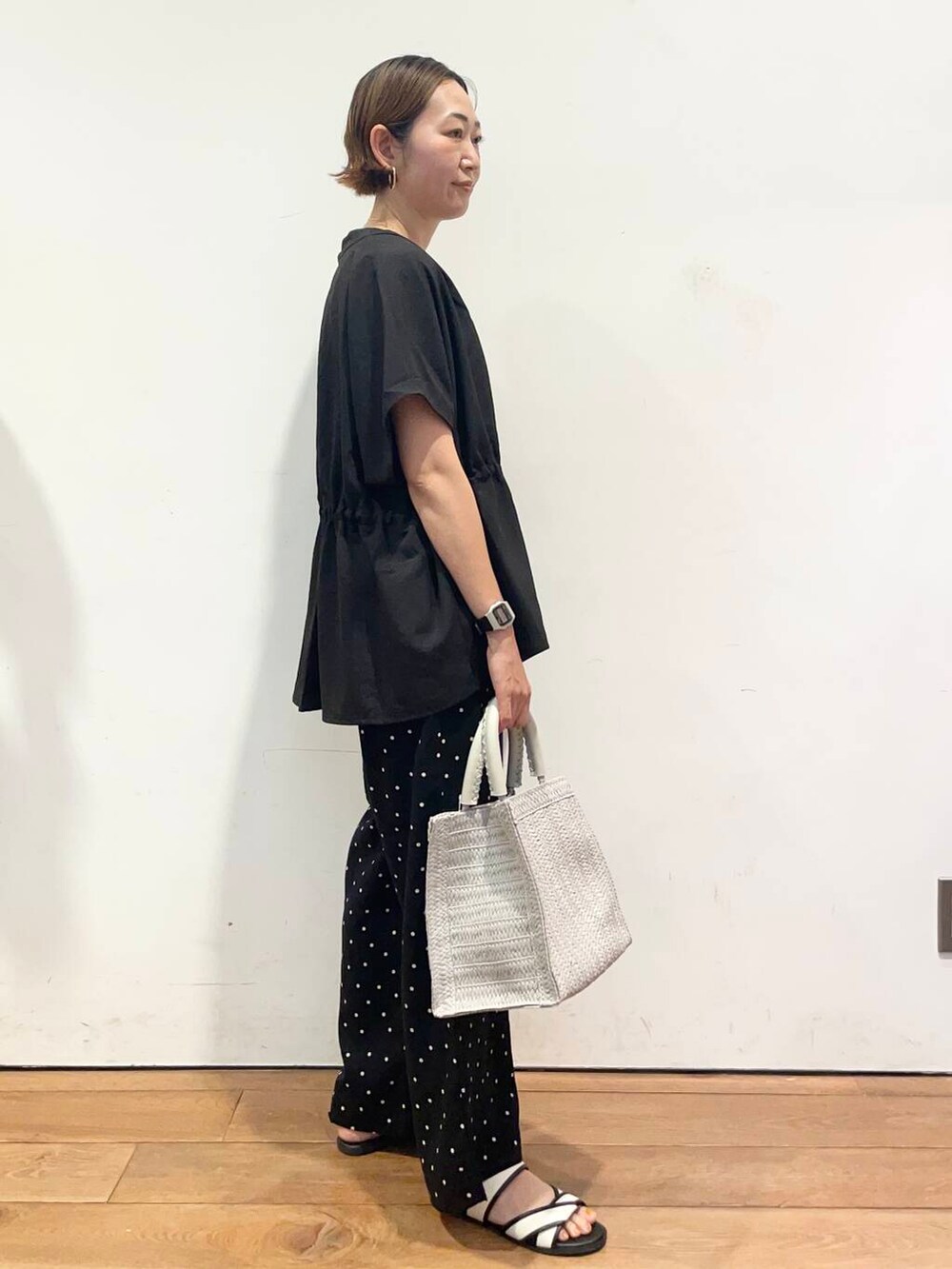 「大人カジュアル、urbanresearchdoors、ママコーデ、アーバンリサーチドアーズ、低身長コーデ、30代、モノトーンコーデ、ママファッション、キレイめカジュアル、万能ブラウスコーデ」|「URBAN RESEARCH DOORSのパイピングサンダル(サンダル、ホワイト系)」を使った、urd_nanakoさん(レディース・154cm)の夏コーディネートの4枚目の写真